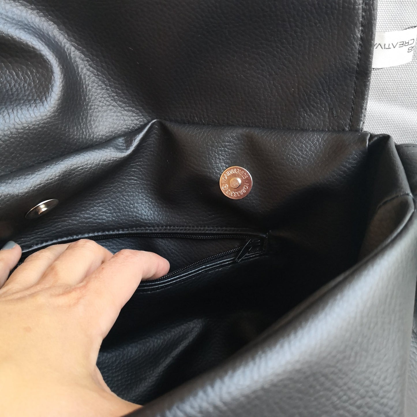 Borsa zaino in pelle sintetica nera, zaino donna nero, borse fatte a mano, borse artigianali, borse convertibili, borse cruelty free, Etsy. - Quattroequarantotto