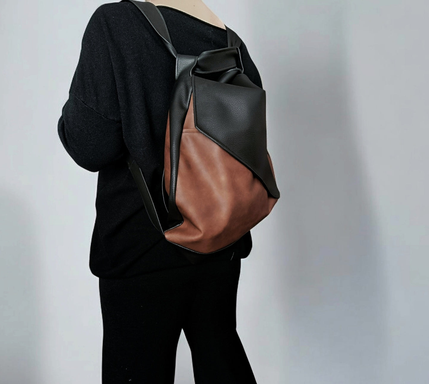 Borsa convertibile in zainetto in pelle sintetica