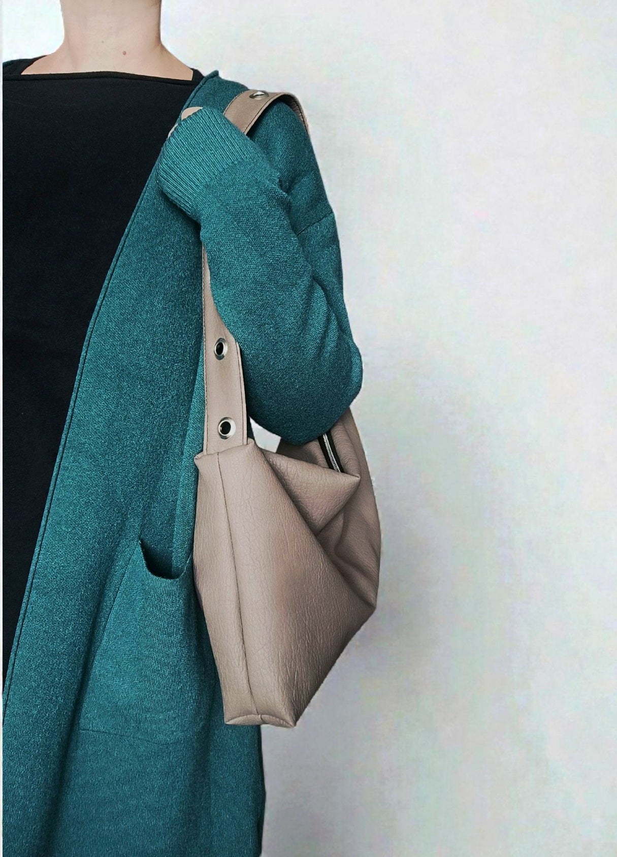 Borsa a spalla con borchie