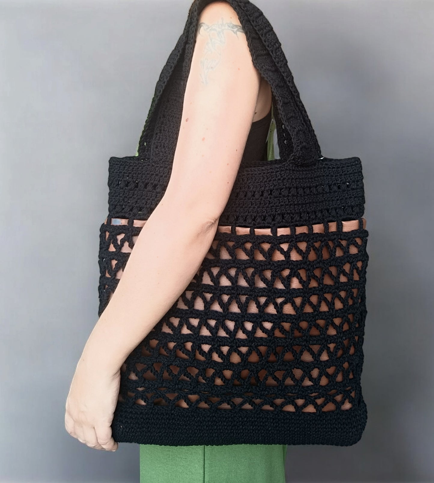 Borsa nera da spalla all'uncinetto