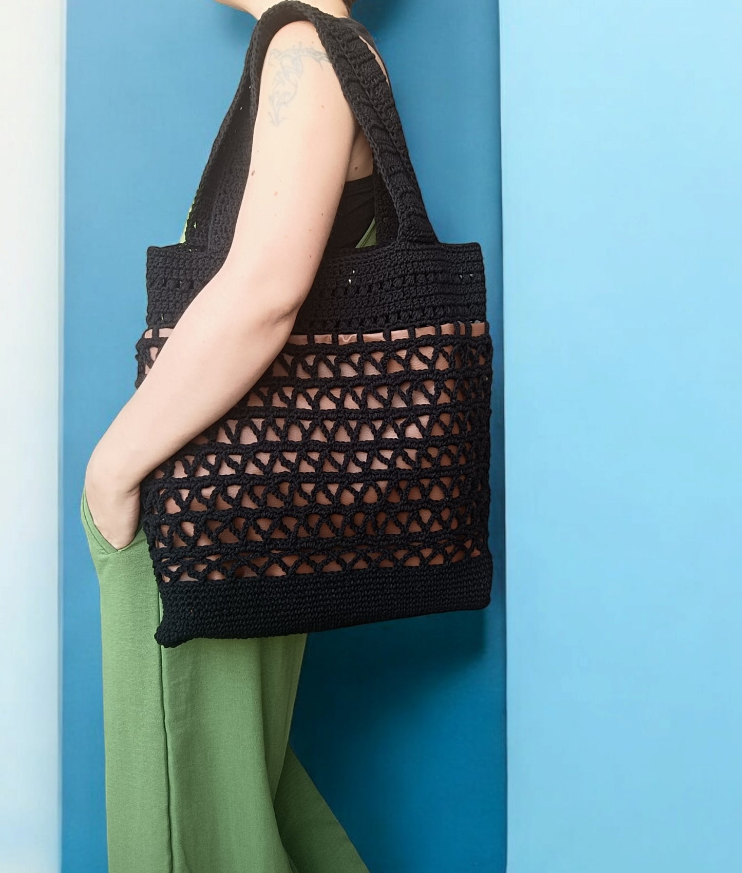 Borsa nera da spalla all'uncinetto