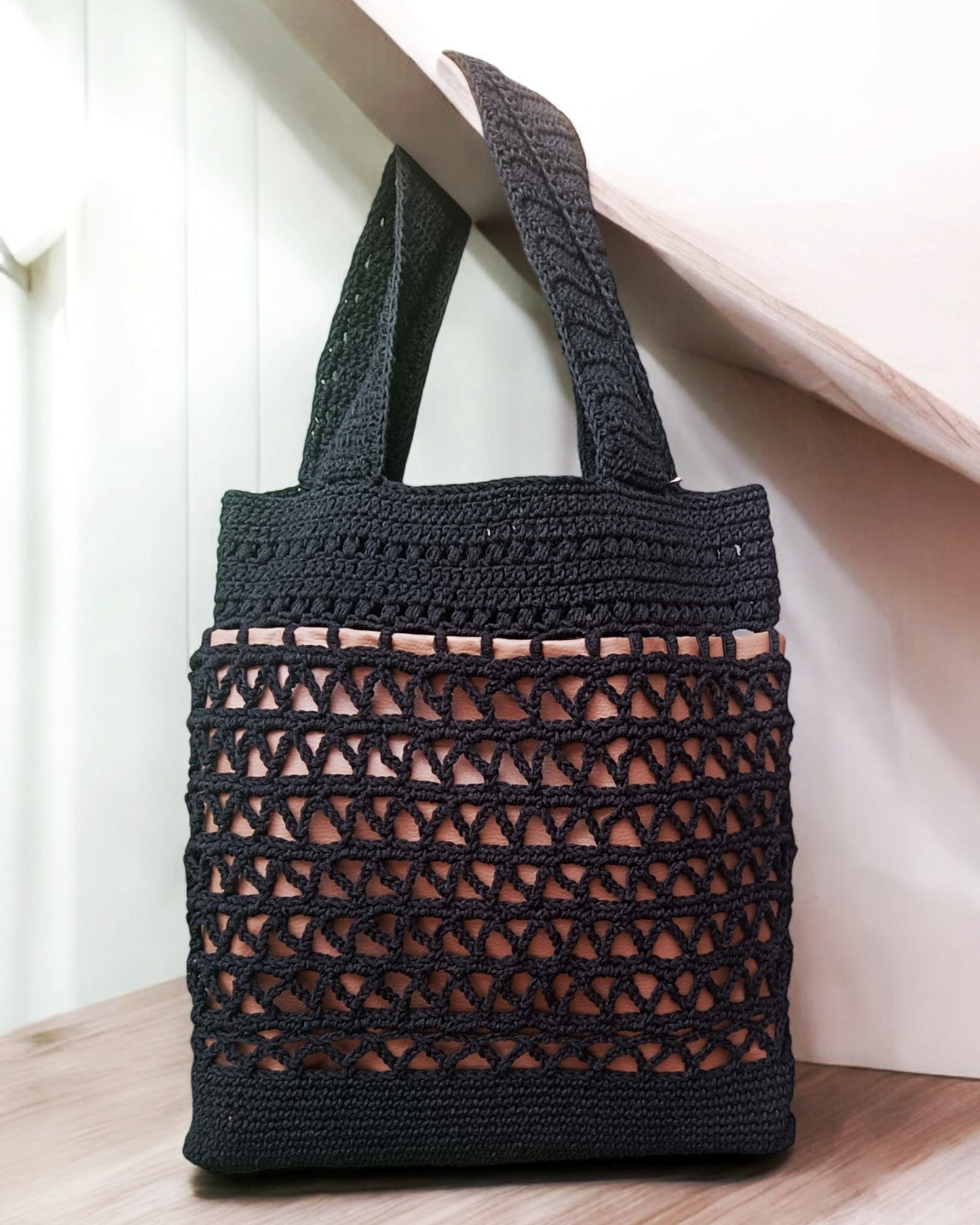 Borsa nera da spalla all'uncinetto
