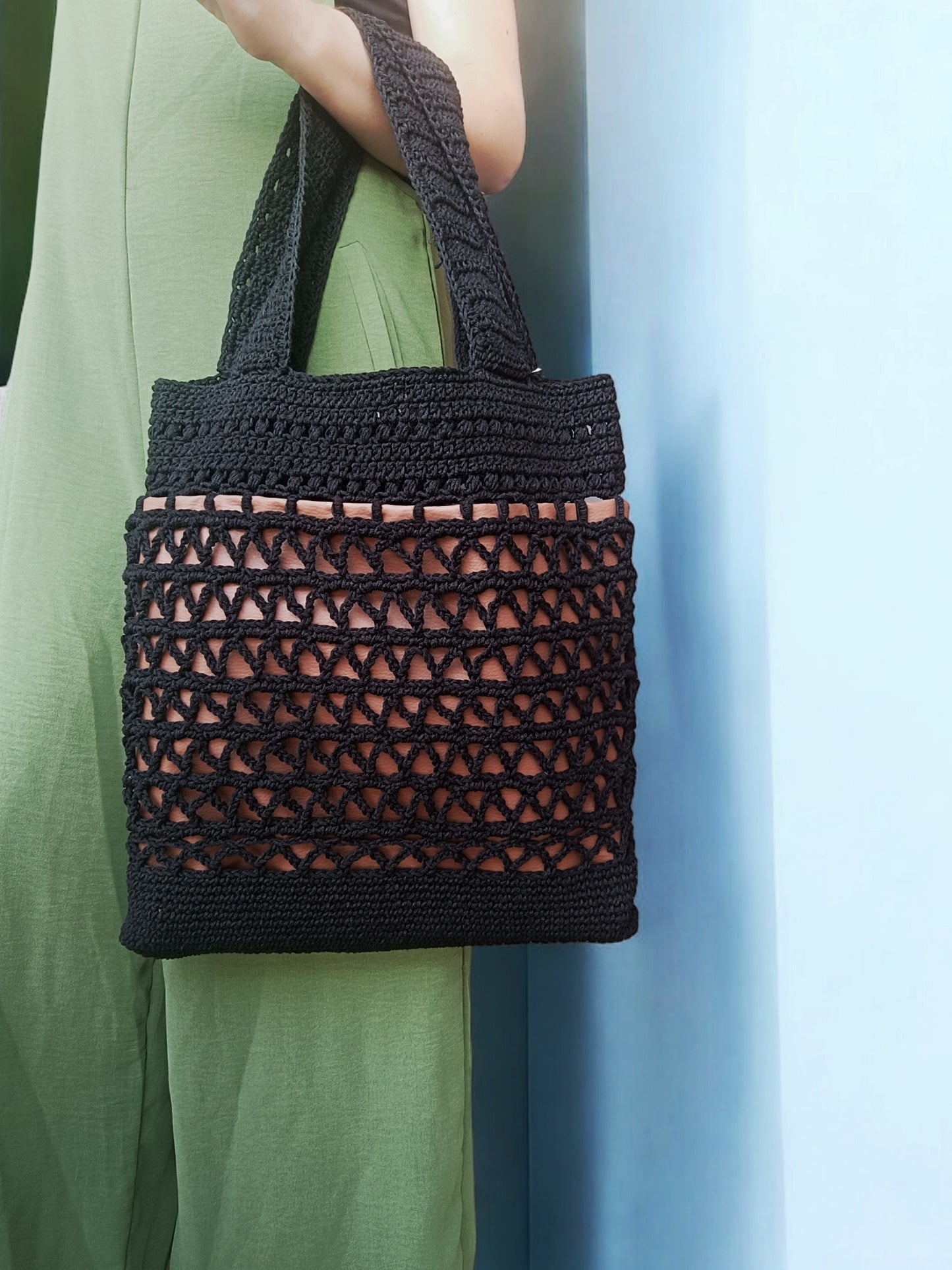 Borsa nera da spalla all'uncinetto