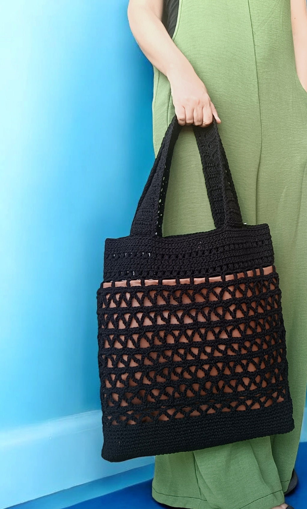 Borsa nera da spalla all'uncinetto