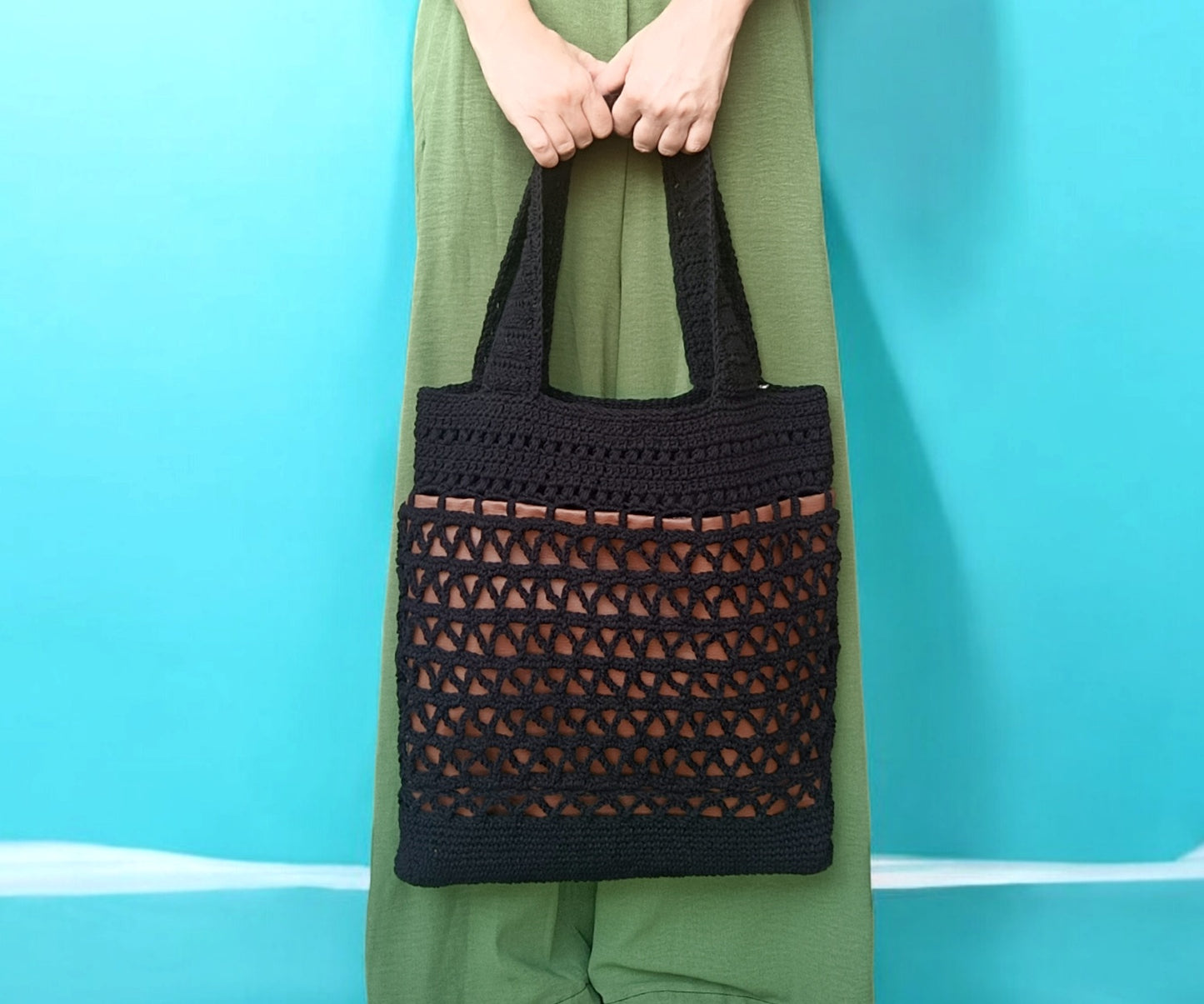 Borsa nera da spalla all'uncinetto