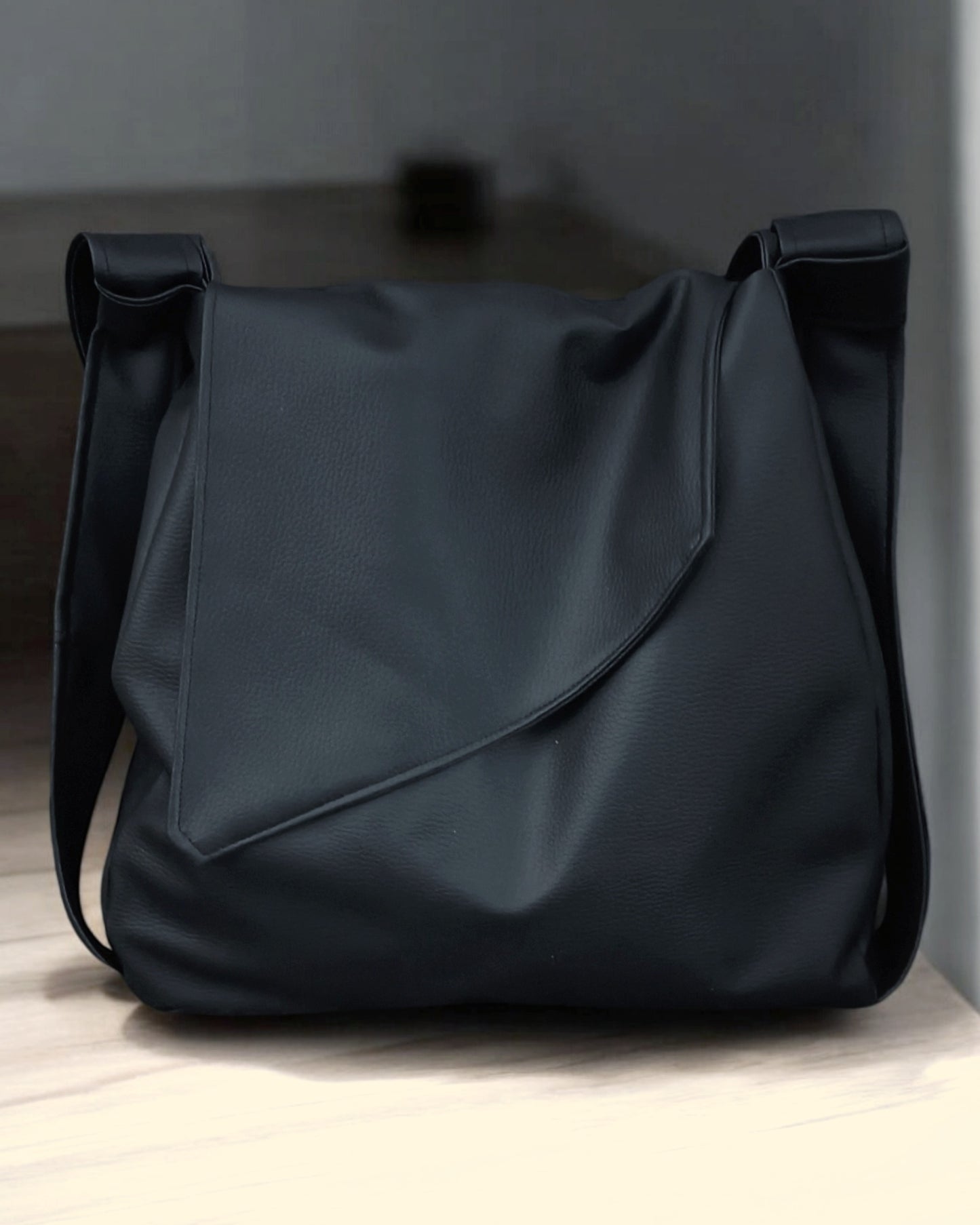 Borsa in pelle sintetica convertibile in zainetto