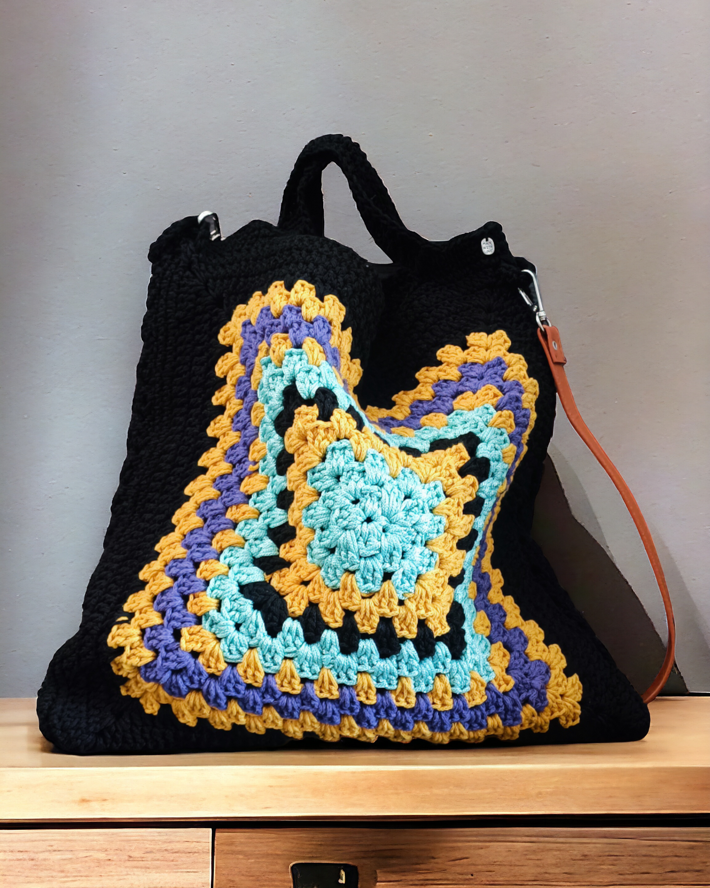 Borsa estiva all'uncinetto in stile granny