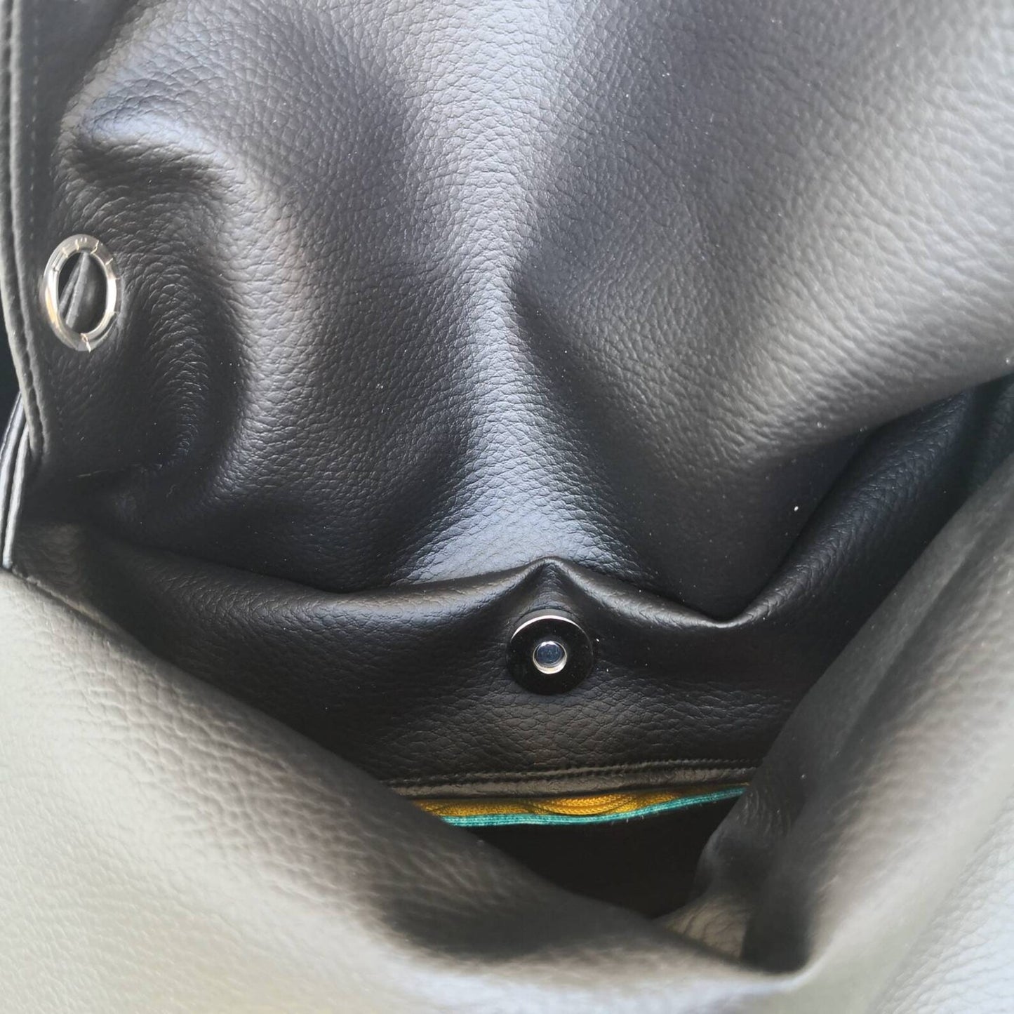 Borsa zaino in pelle sintetica nera e borchie. Borsa convertibile in zainetto. Borse fatte a mano. Zaino fatto a mano in pelle sintetica - Quattroequarantotto