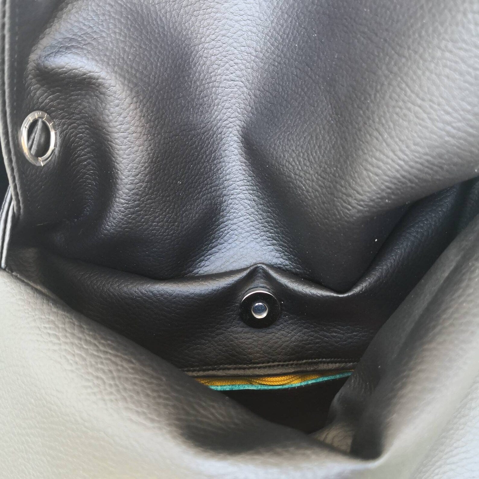 Borsa zaino in pelle sintetica nera e borchie. Borsa convertibile in zainetto. Borse fatte a mano. Zaino fatto a mano in pelle sintetica - Quattroequarantotto