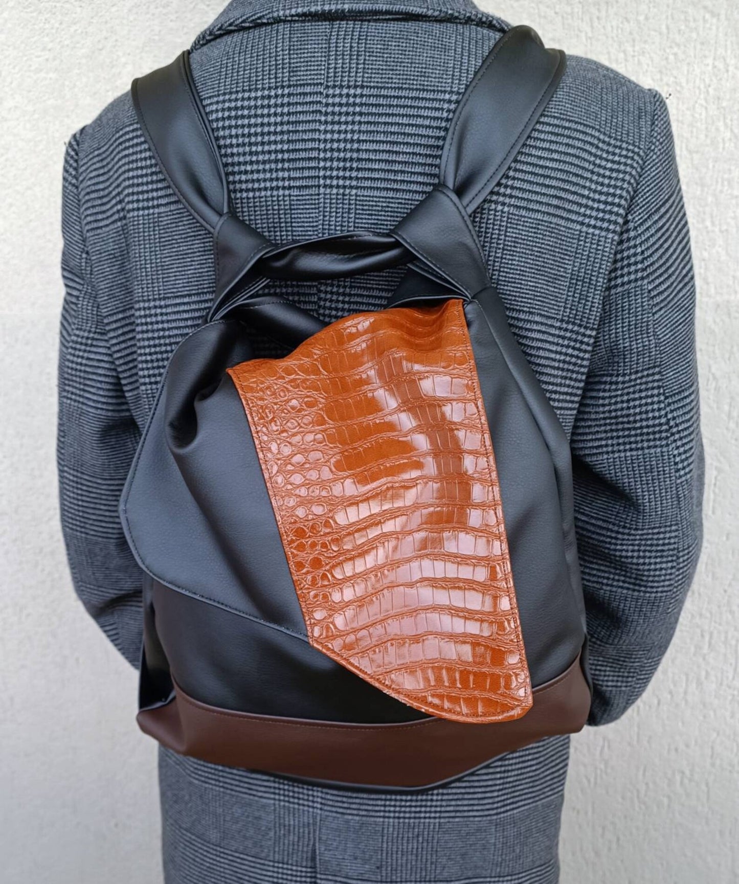 Borsa trasformabile in zaino, borse fatte a mano in similpelle, zaini artigianali in pelle sintetica, regali per lei. - Quattroequarantotto