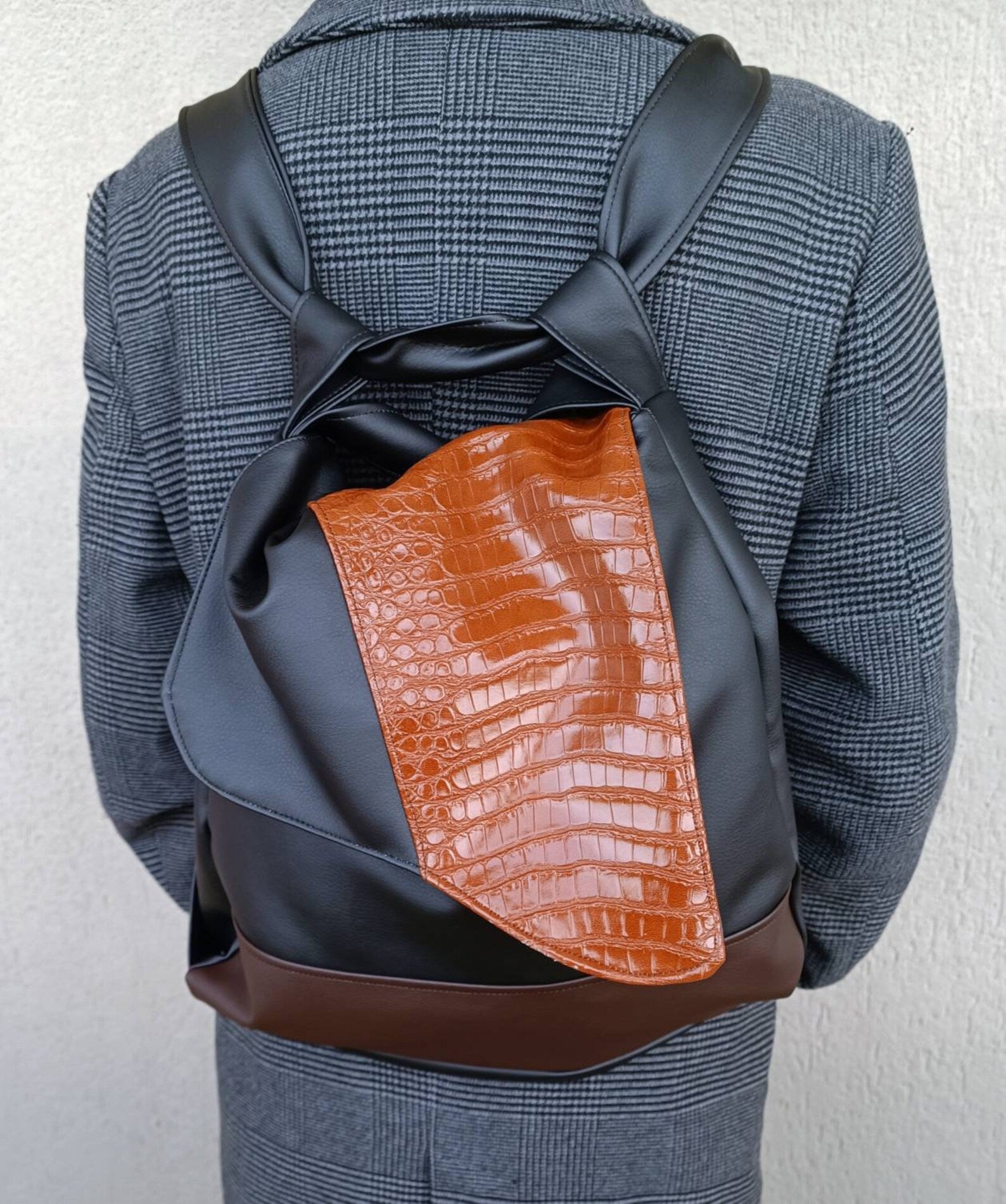 Borsa trasformabile in zaino, borse fatte a mano in similpelle, zaini artigianali in pelle sintetica, regali per lei. - Quattroequarantotto