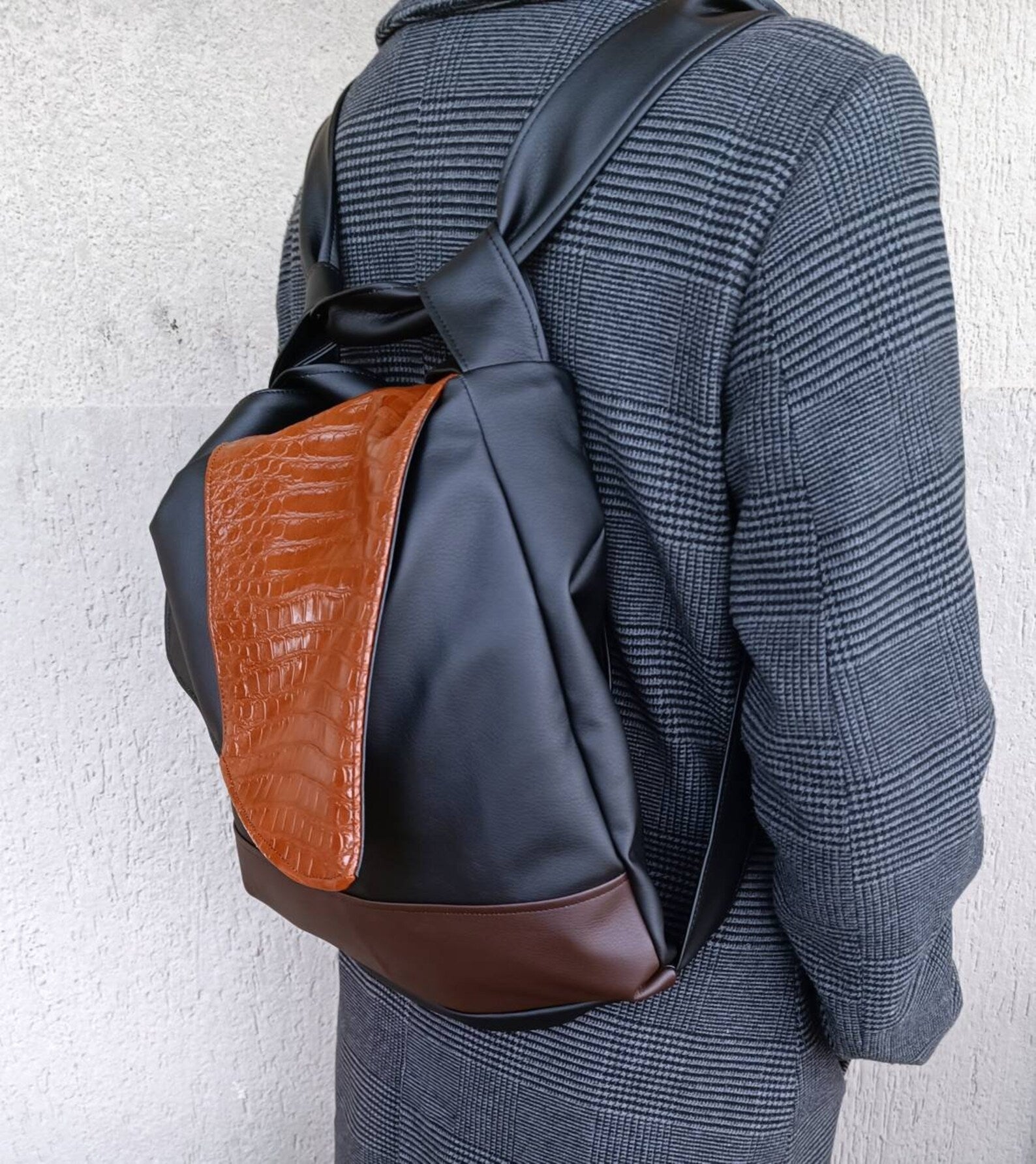 Borsa trasformabile in zaino, borse fatte a mano in similpelle, zaini artigianali in pelle sintetica, regali per lei. - Quattroequarantotto