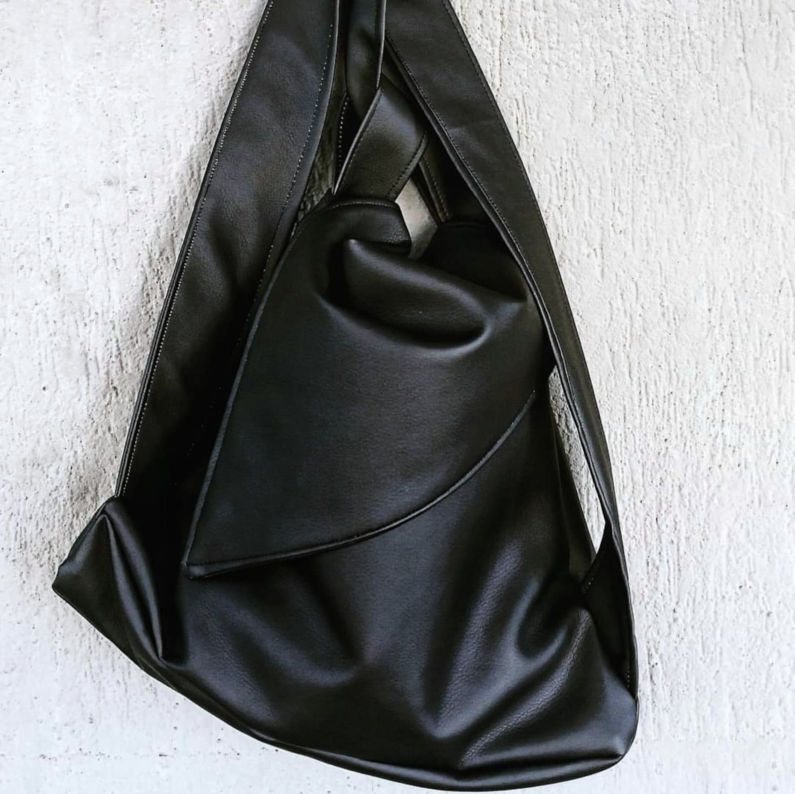 Borsa zaino in pelle sintetica nera, zaino donna nero, borse fatte a mano, borse artigianali, borse convertibili, borse cruelty free, Etsy. - Quattroequarantotto
