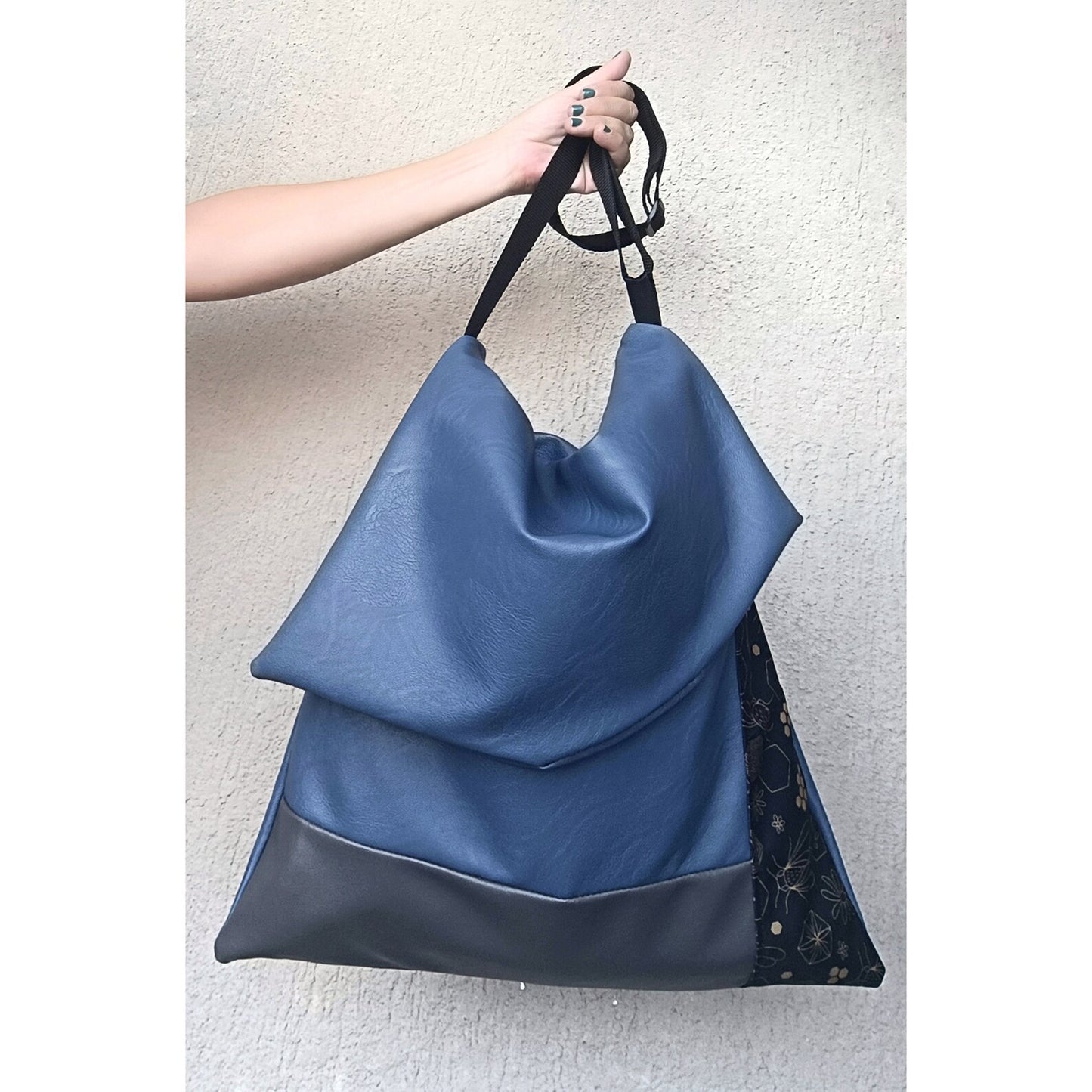 Borsa morbida da spalla e tracolla in pelle sintetica blu, borse fatte a mano, borse artigianali, borse cruelty free. - Quattroequarantotto