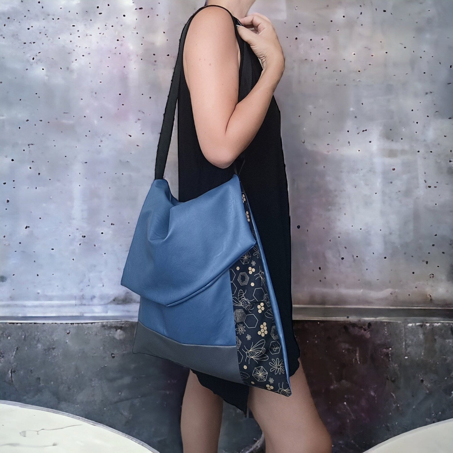 Borsa morbida da spalla e tracolla in pelle sintetica blu, borse fatte a mano, borse artigianali, borse cruelty free. - Quattroequarantotto