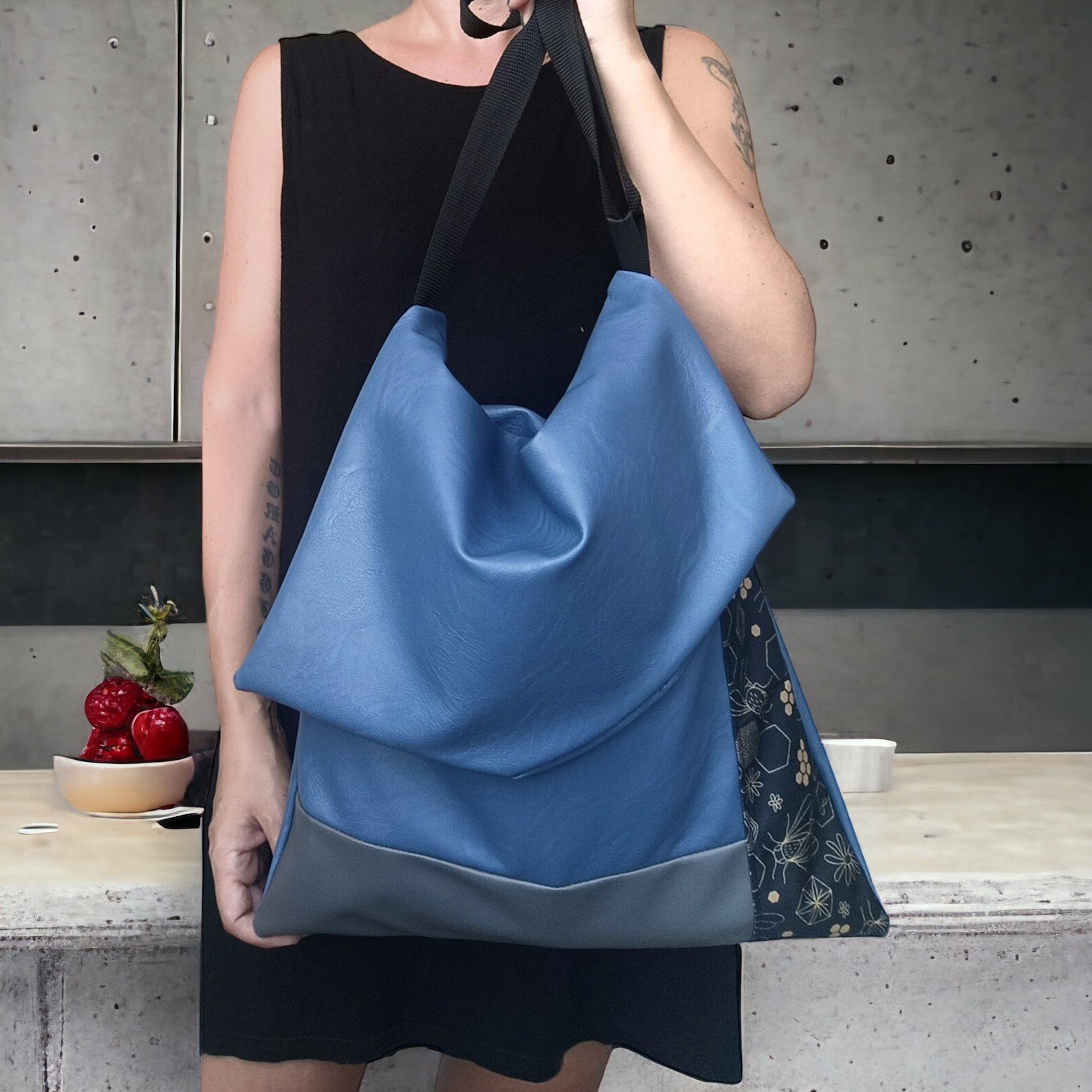 Borsa morbida da spalla e tracolla in pelle sintetica blu, borse fatte a mano, borse artigianali, borse cruelty free. - Quattroequarantotto