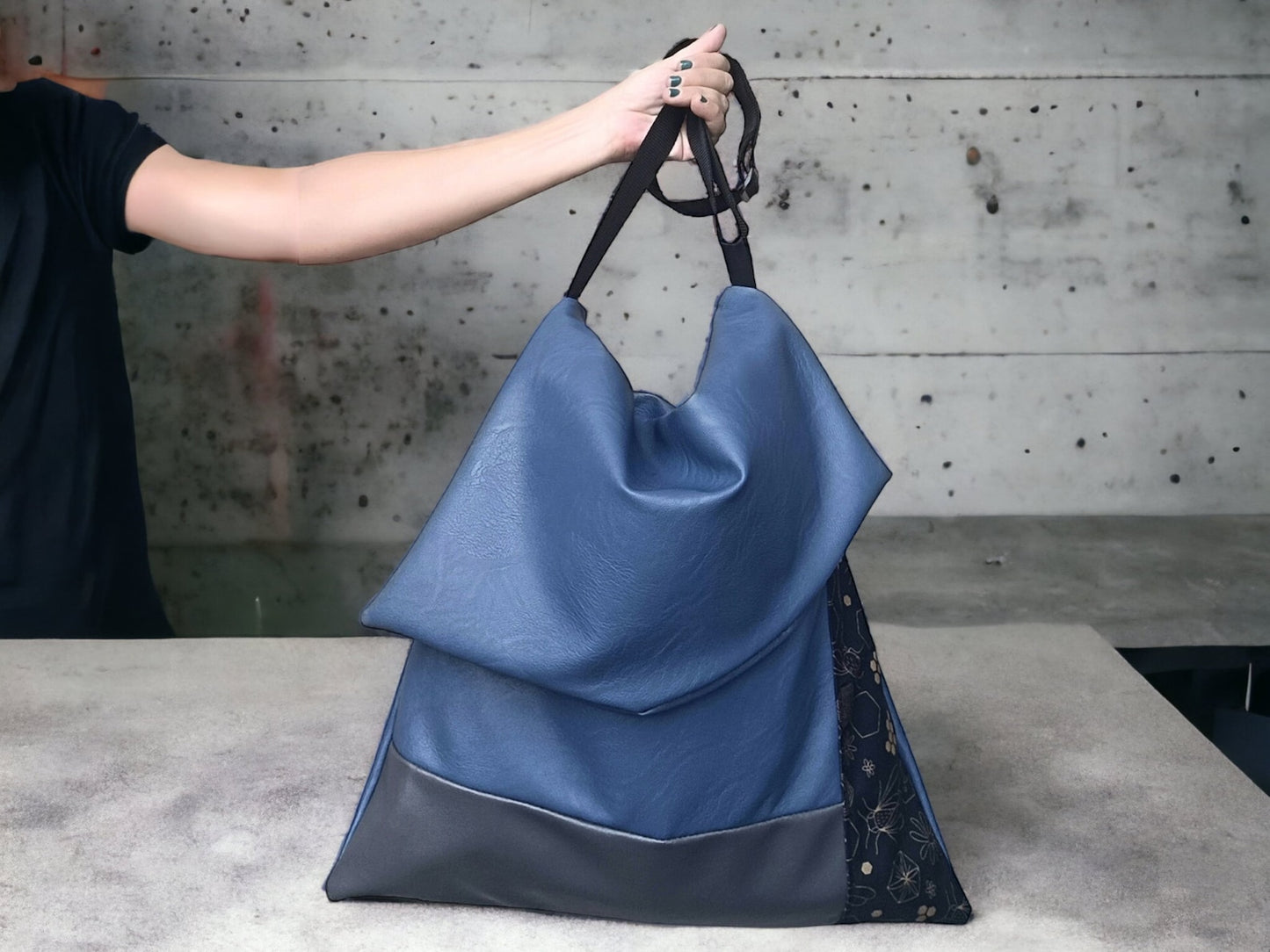 Borsa morbida da spalla e tracolla in pelle sintetica blu, borse fatte a mano, borse artigianali, borse cruelty free. - Quattroequarantotto