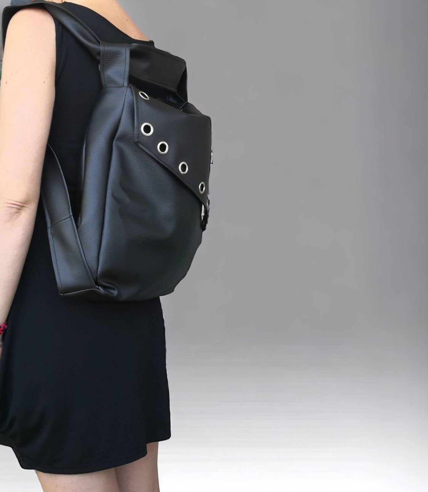 Borsa zaino in pelle sintetica nera e borchie. Borsa convertibile in zainetto. Borse fatte a mano. Zaino fatto a mano in pelle sintetica - Quattroequarantotto