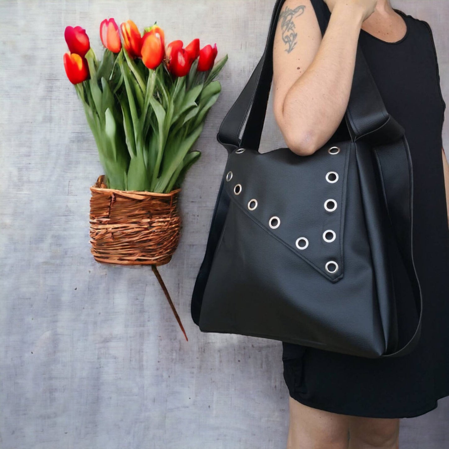 Borsa zaino in pelle sintetica nera e borchie. Borsa convertibile in zainetto. Borse fatte a mano. Zaino fatto a mano in pelle sintetica - Quattroequarantotto