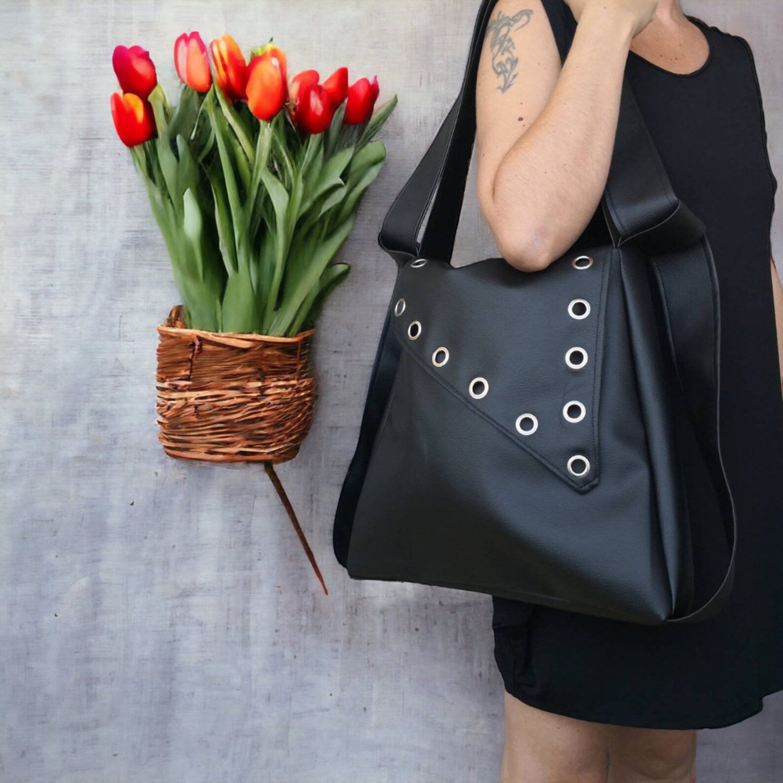 Borsa zaino in pelle sintetica nera e borchie. Borsa convertibile in zainetto. Borse fatte a mano. Zaino fatto a mano in pelle sintetica - Quattroequarantotto
