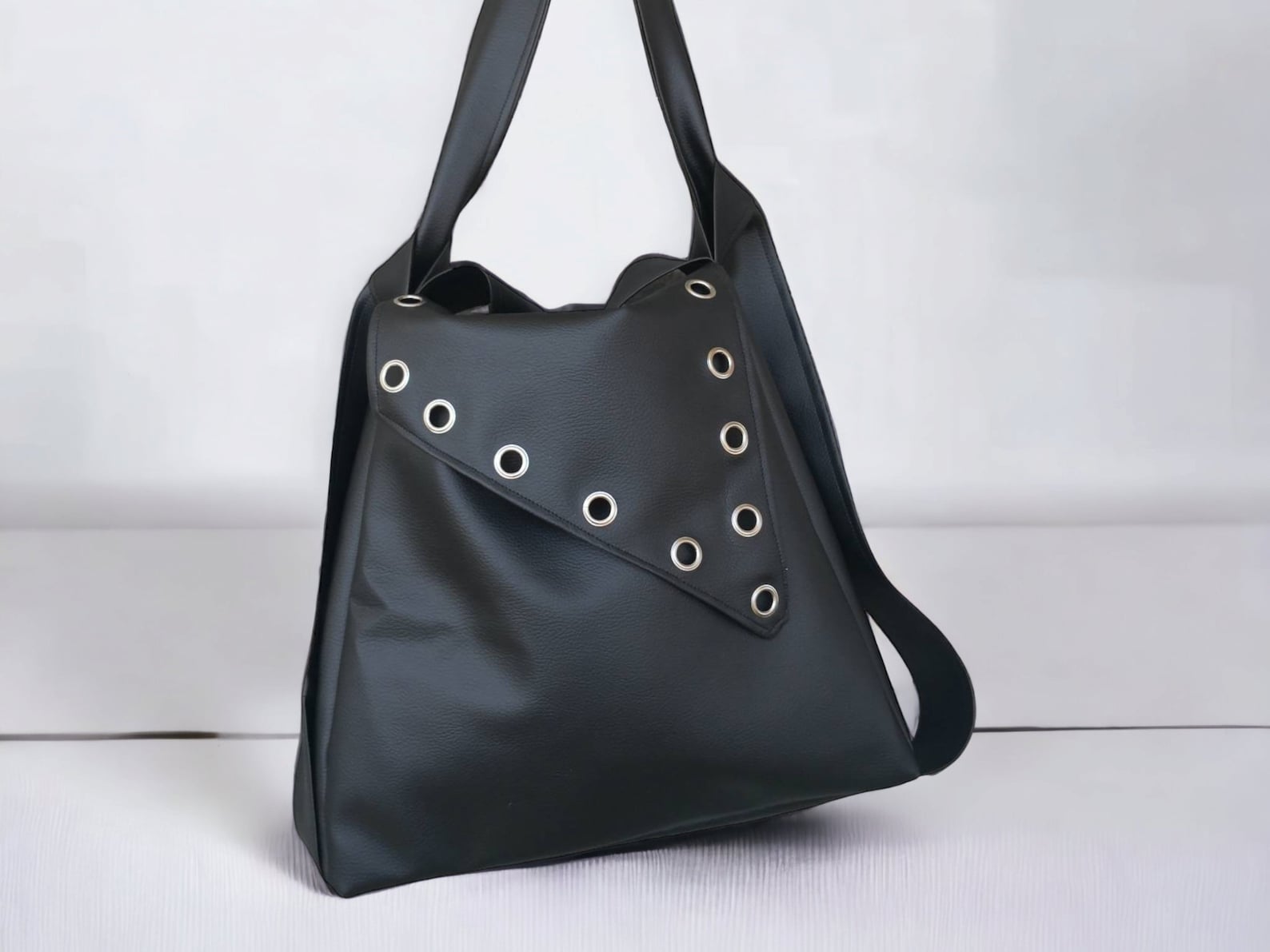 Borsa zaino in pelle sintetica nera e borchie. Borsa convertibile in zainetto. Borse fatte a mano. Zaino fatto a mano in pelle sintetica - Quattroequarantotto