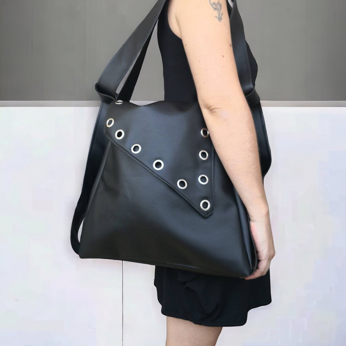 Borsa zaino in pelle sintetica nera e borchie. Borsa convertibile in zainetto. Borse fatte a mano. Zaino fatto a mano in pelle sintetica - Quattroequarantotto