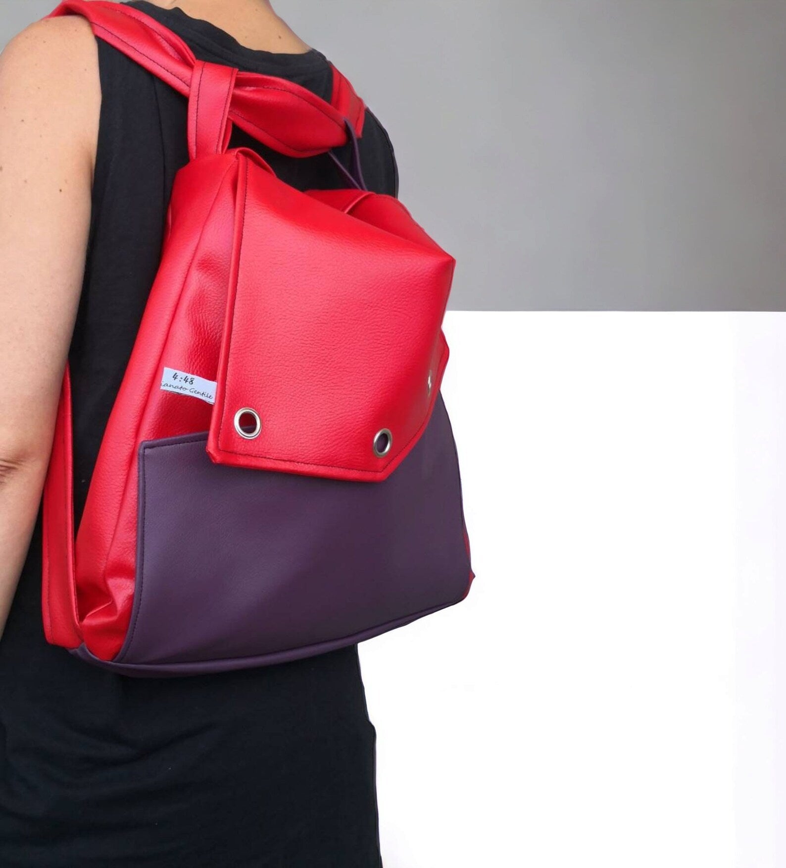 Borsa zaino in pelle sintetica rossa e viola. Borsa convertibile in zainetto. Zaino donna in pelle sintetica. Borse fatte a mano. - Quattroequarantotto