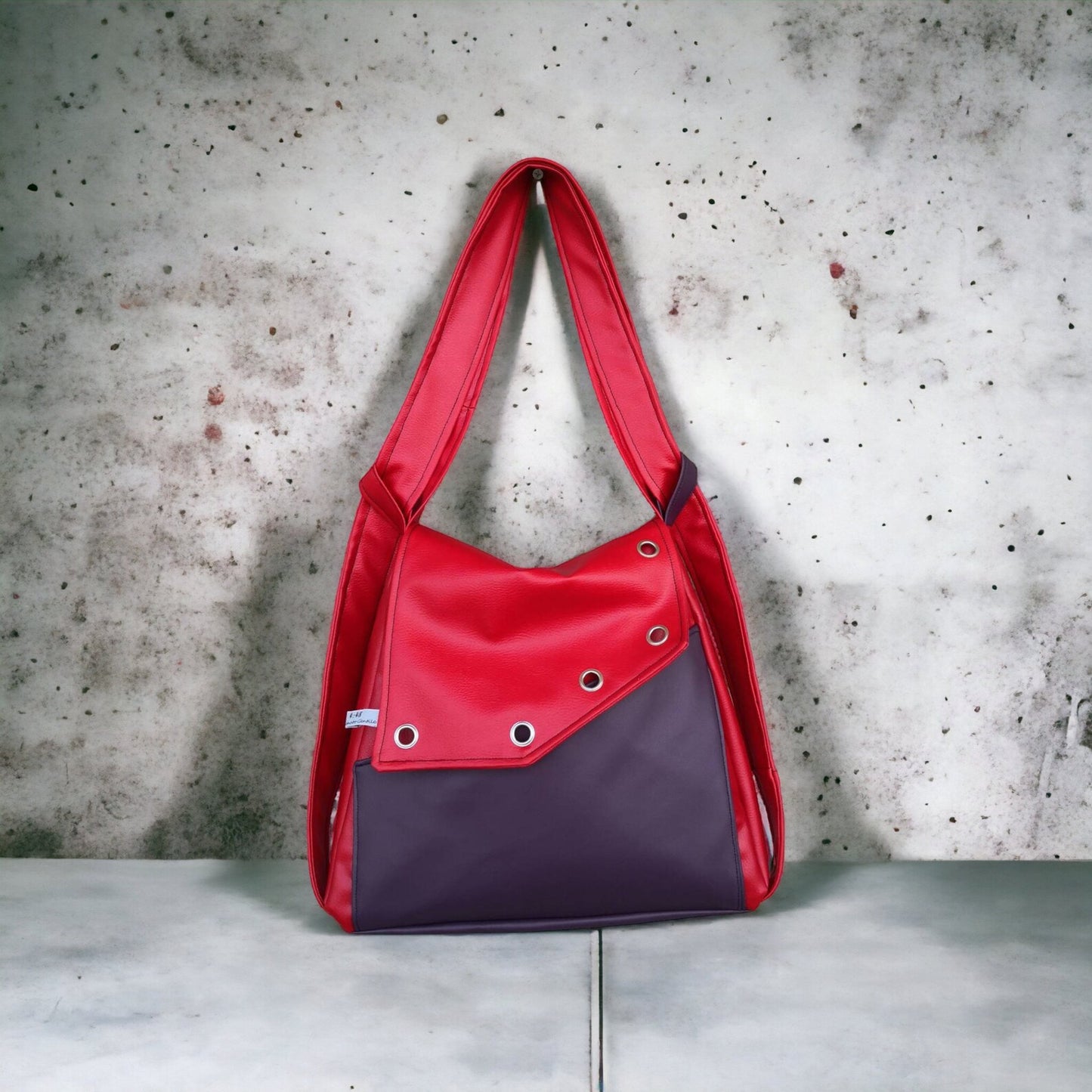 Borsa zaino in pelle sintetica rossa e viola. Borsa convertibile in zainetto. Zaino donna in pelle sintetica. Borse fatte a mano. - Quattroequarantotto