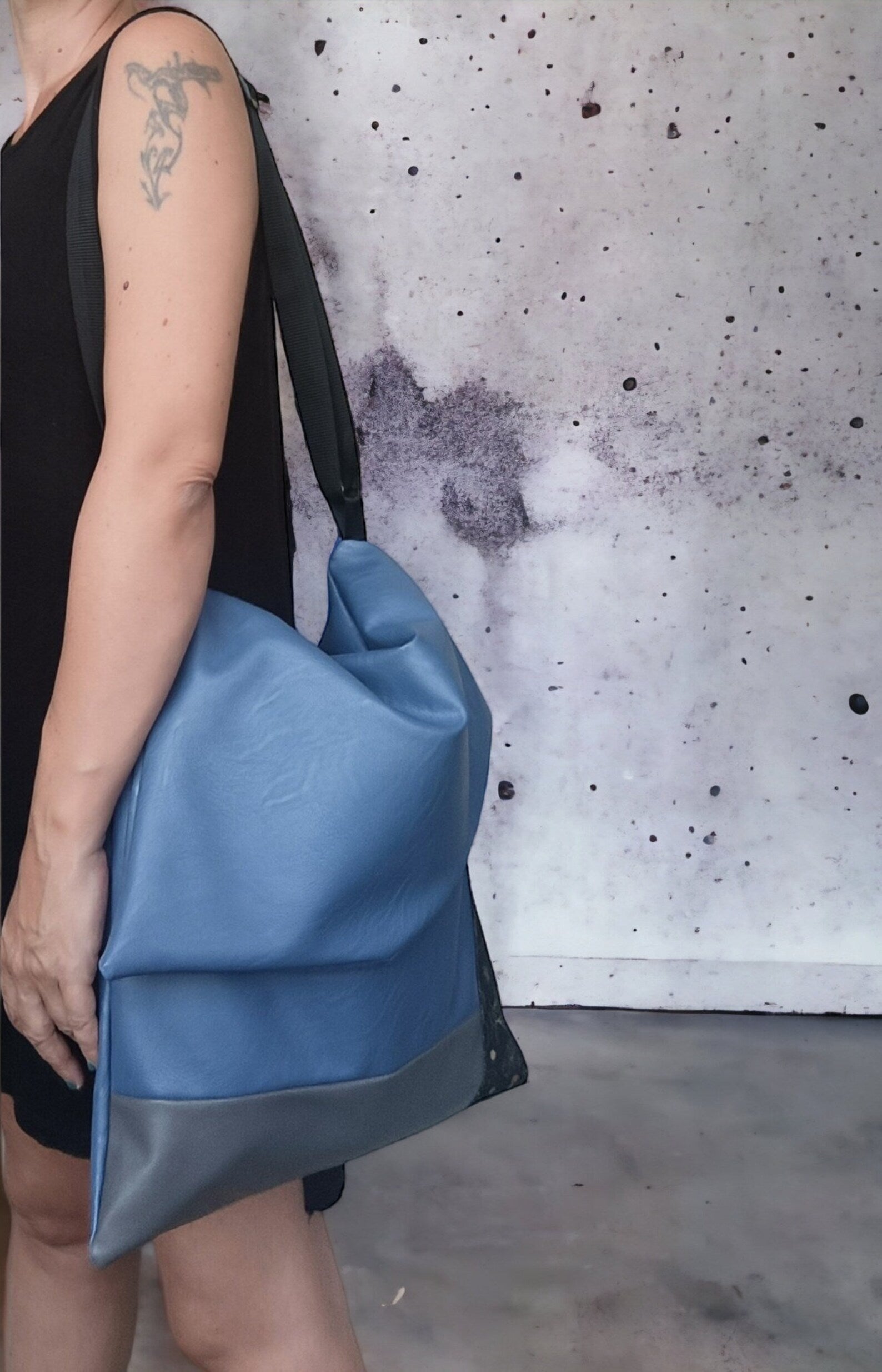 Borsa morbida da spalla e tracolla in pelle sintetica blu, borse fatte a mano, borse artigianali, borse cruelty free. - Quattroequarantotto