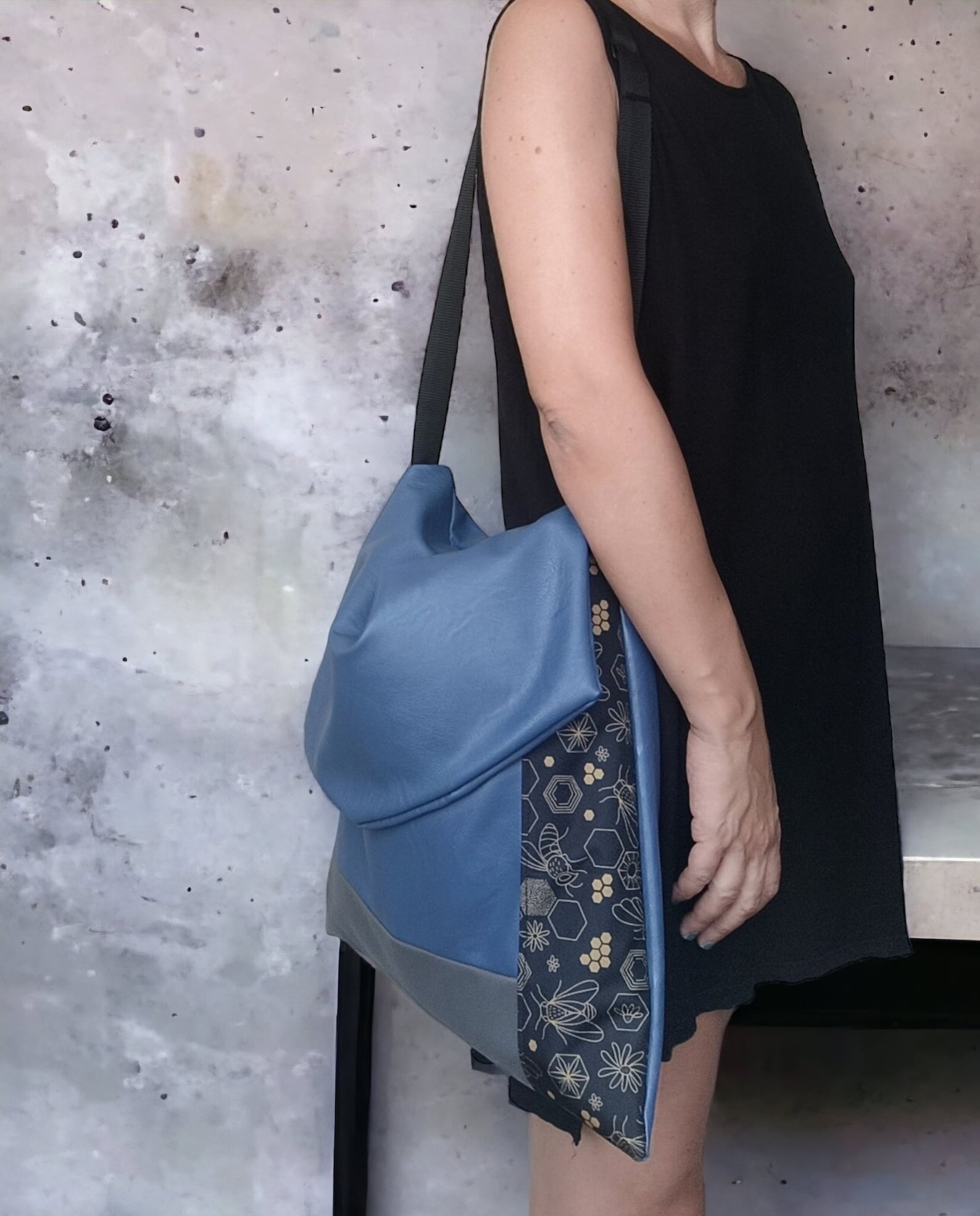 Borsa morbida da spalla e tracolla in pelle sintetica blu, borse fatte a mano, borse artigianali, borse cruelty free. - Quattroequarantotto