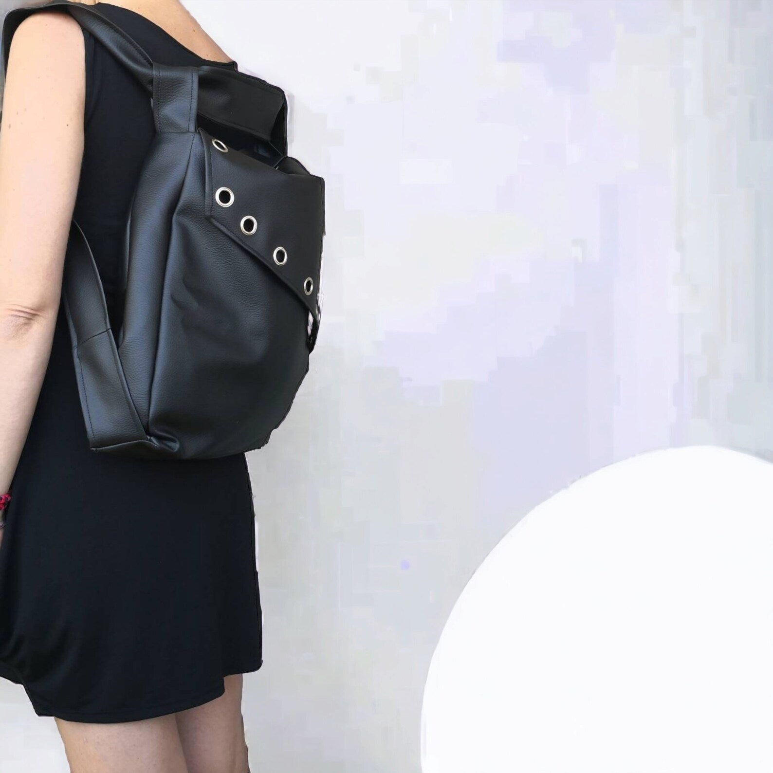 Borsa zaino in pelle sintetica nera e borchie. Borsa convertibile in zainetto. Borse fatte a mano. Zaino fatto a mano in pelle sintetica - Quattroequarantotto