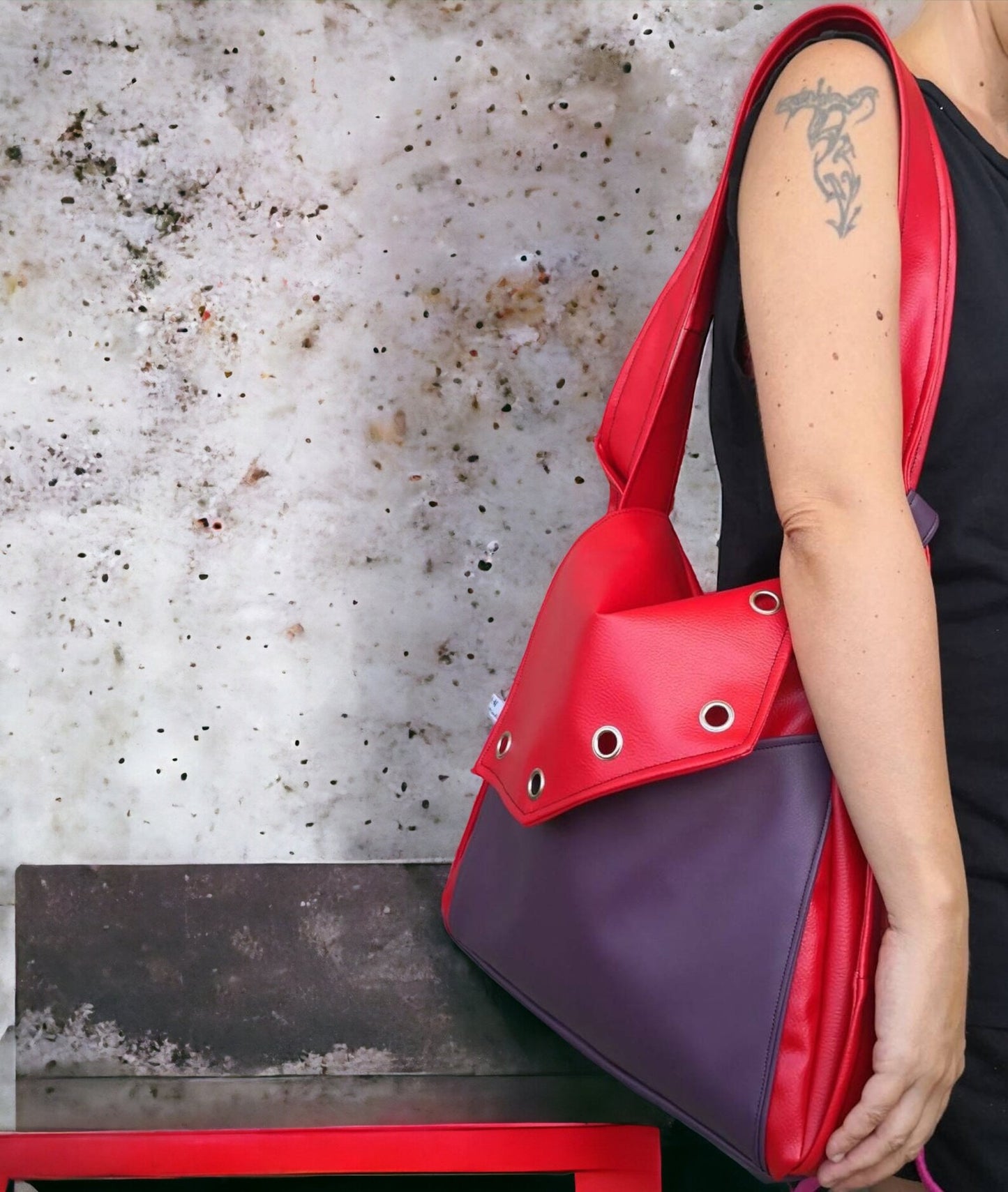 Borsa zaino in pelle sintetica rossa e viola. Borsa convertibile in zainetto. Zaino donna in pelle sintetica. Borse fatte a mano. - Quattroequarantotto