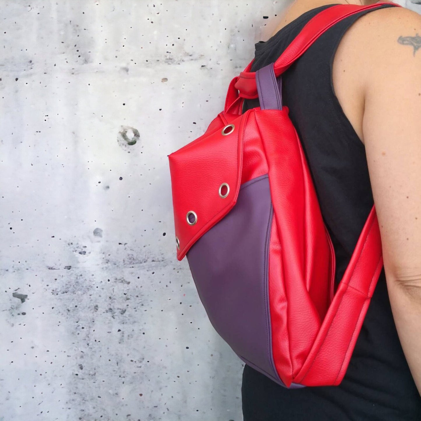 Borsa zaino in pelle sintetica rossa e viola. Borsa convertibile in zainetto. Zaino donna in pelle sintetica. Borse fatte a mano. - Quattroequarantotto