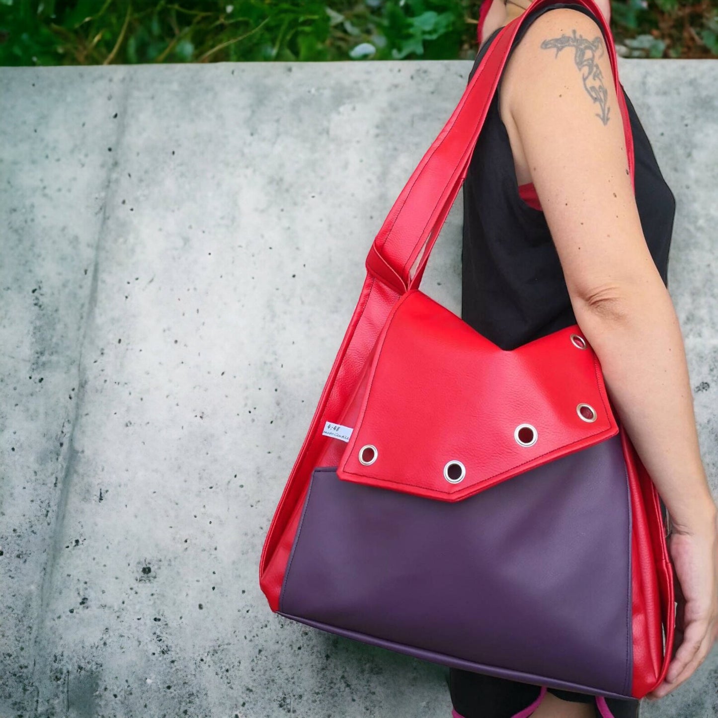 Borsa zaino in pelle sintetica rossa e viola. Borsa convertibile in zainetto. Zaino donna in pelle sintetica. Borse fatte a mano. - Quattroequarantotto