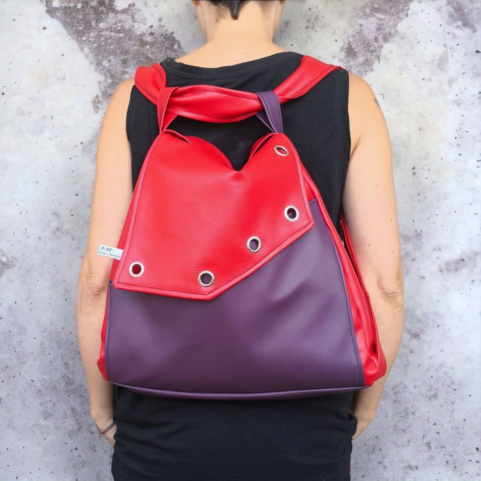 Borsa zaino in pelle sintetica rossa e viola. Borsa convertibile in zainetto. Zaino donna in pelle sintetica. Borse fatte a mano. - Quattroequarantotto