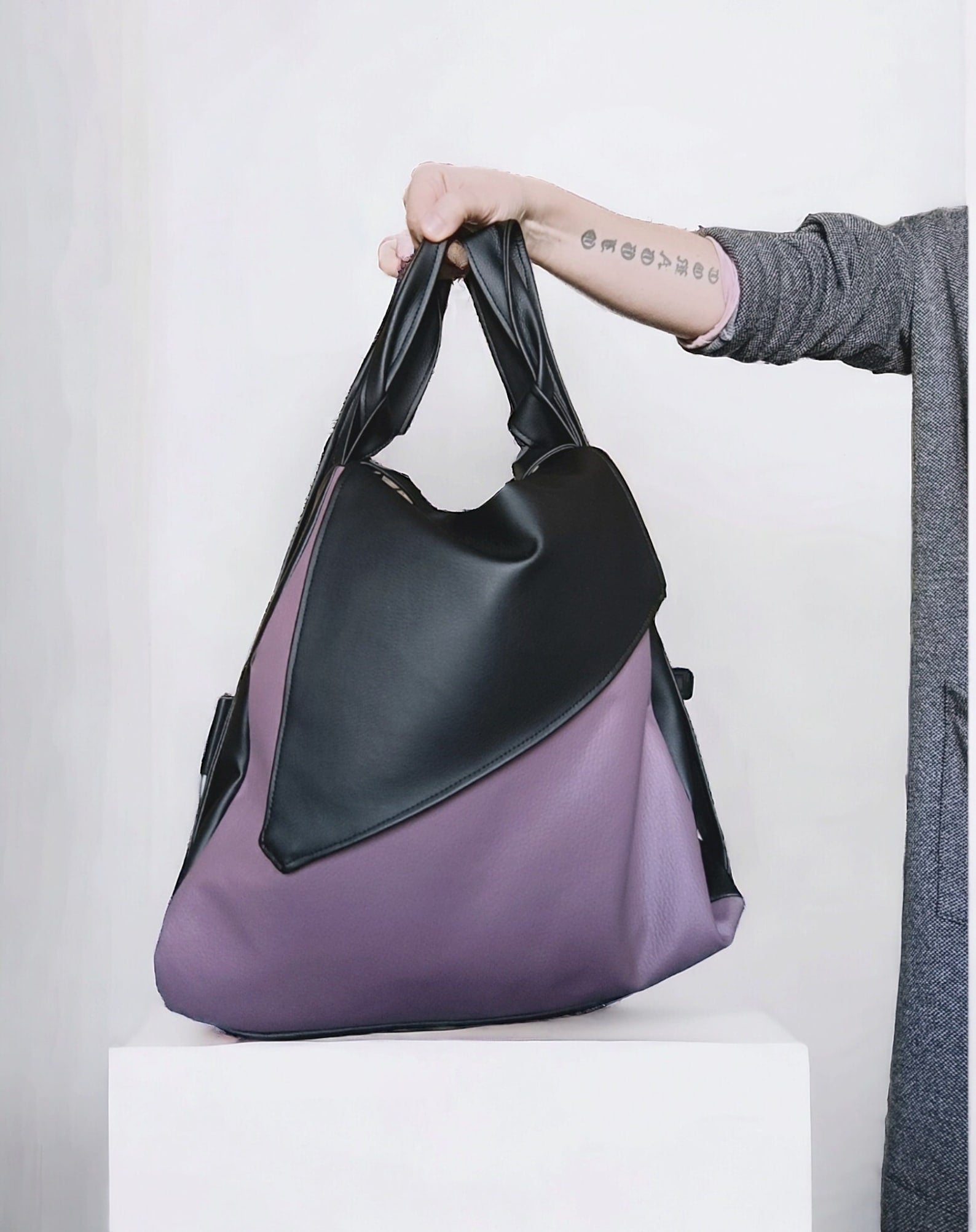 Borsa zaino in pelle sintetica, borse convertibili, zaino donna, borse fatte a mano, borse vegane, borse cruelty free, - Quattroequarantotto