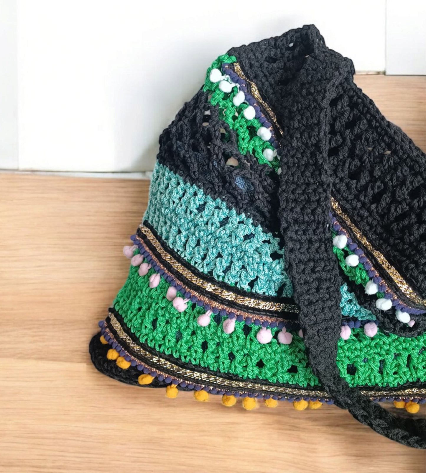 Borsa crochet a spalla boho nera e verde con nappine – borsa mare artigianale con inner bag – borsa uncinetto estiva fatta a mano