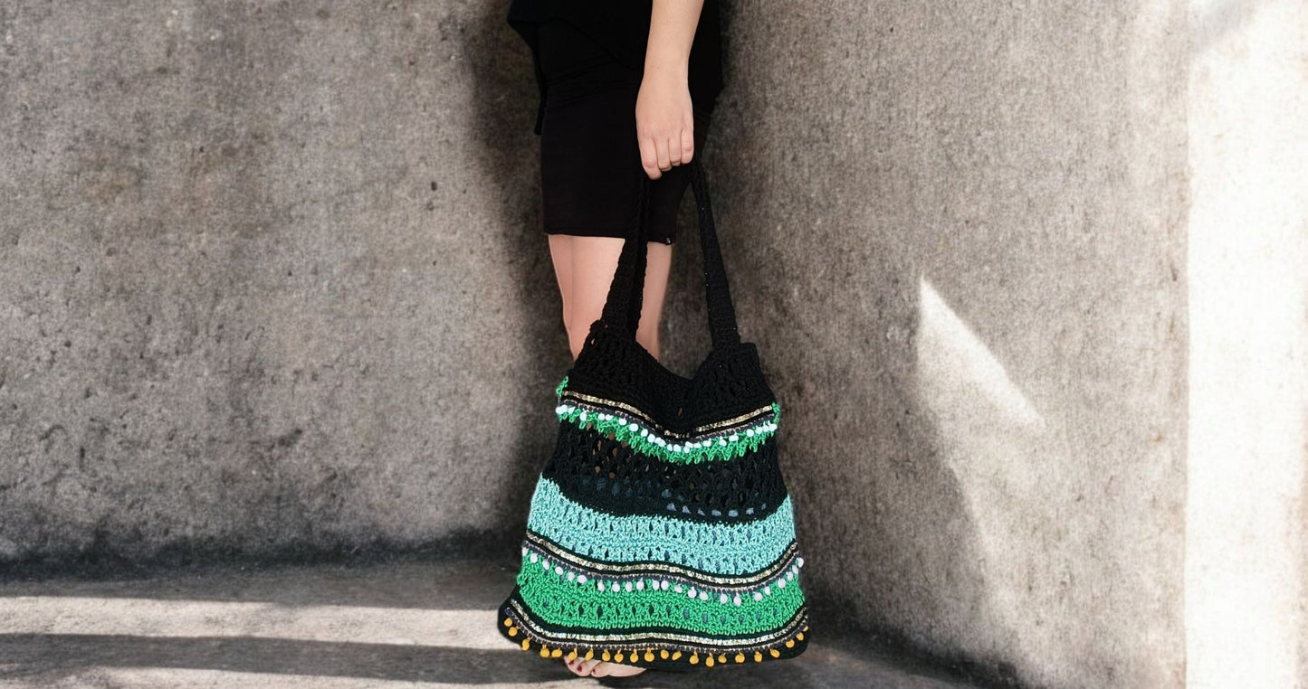 Borsa crochet a spalla boho nera e verde con nappine – borsa mare artigianale con inner bag – borsa uncinetto estiva fatta a mano