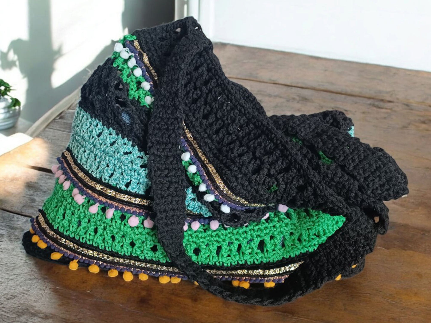 Borsa crochet a spalla boho nera e verde con nappine – borsa mare artigianale con inner bag – borsa uncinetto estiva fatta a mano