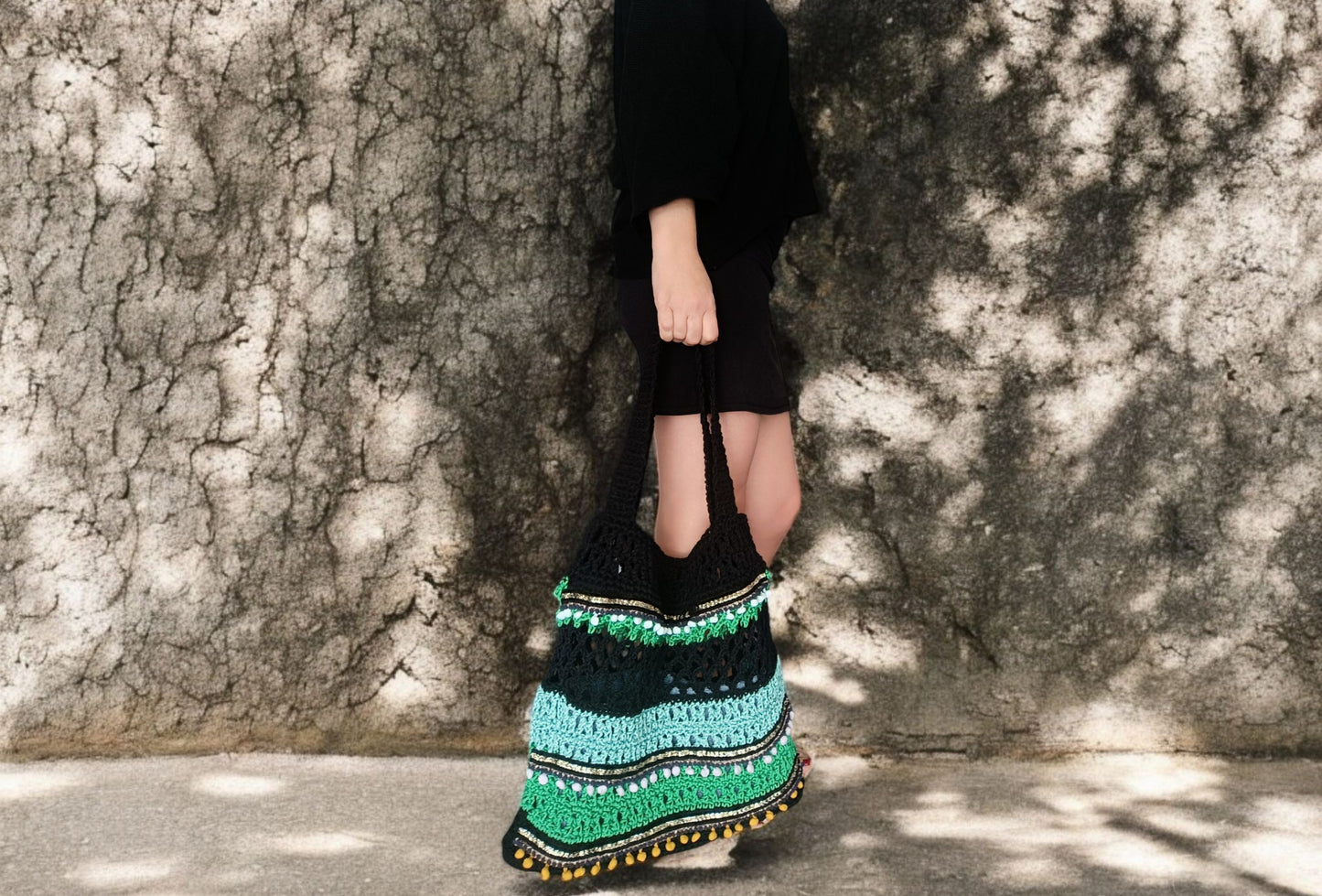 Borsa crochet a spalla boho nera e verde con nappine – borsa mare artigianale con inner bag – borsa uncinetto estiva fatta a mano