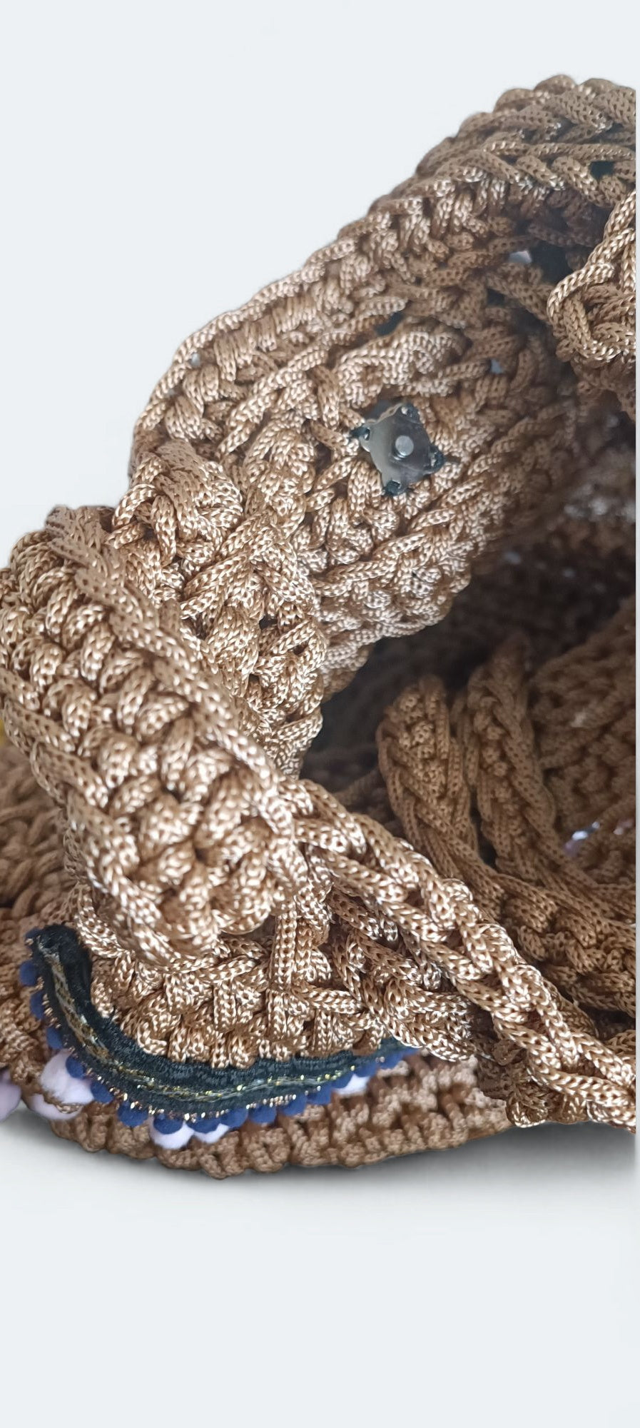 Borsetta Estiva Uncinetto Fatta a Mano – Borsa Boho Donna – Borsa Mare con Pon Pon – Accessorio Artigianale Estate 2025