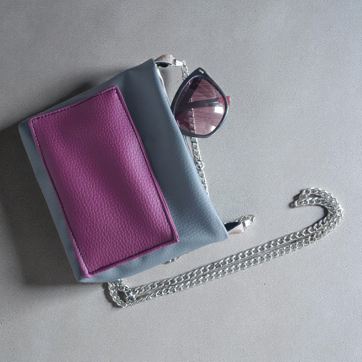 Micro bag grigia in pelle sintetica