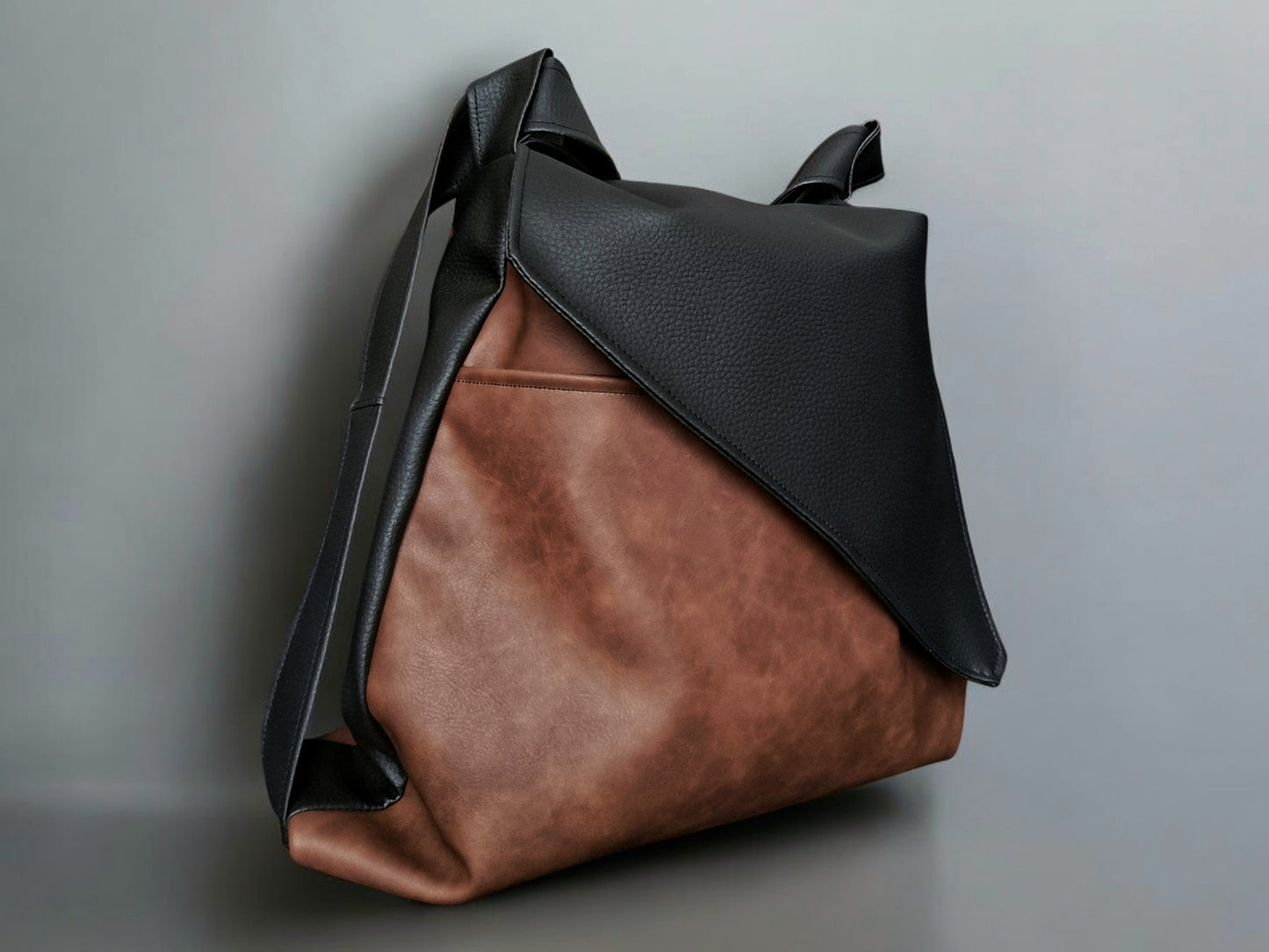 Borsa convertibile in zainetto in pelle sintetica