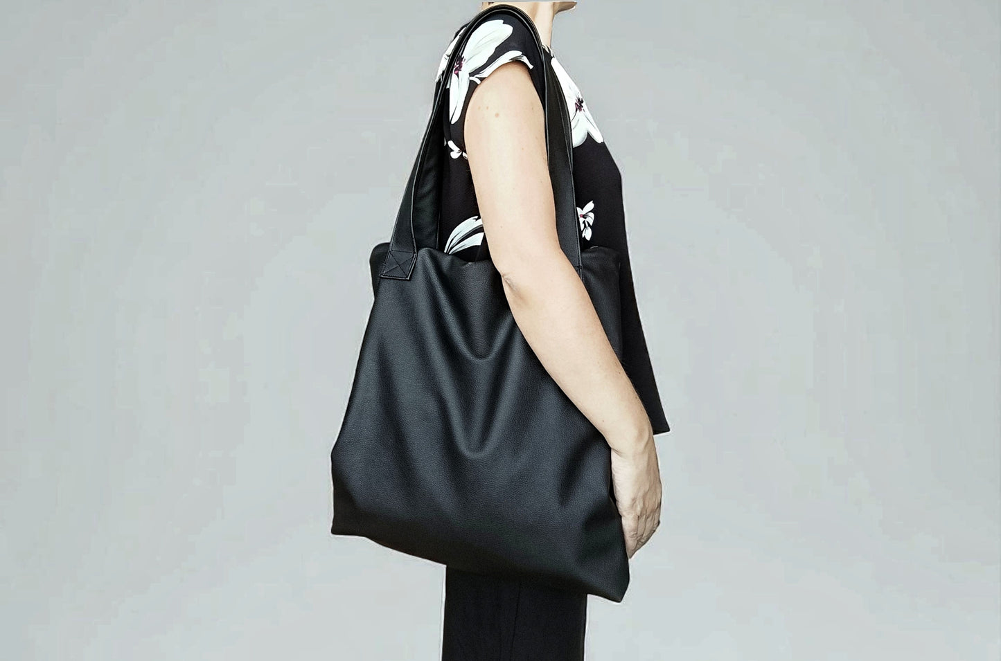 Tote bag nera in pelle sintetica