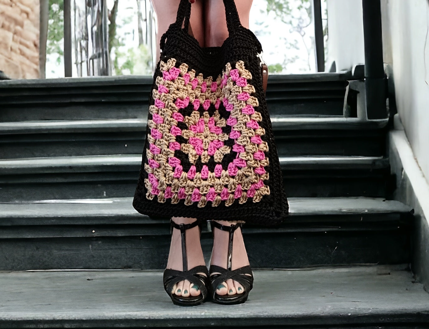Borsa estiva all'uncinetto in stile granny nei colori del nero, dorato e fucsia.
Dotata di manici e tracolla regolabile in pelle sintetica color cuoio scuro.
Non foderata ma impreziosita da una inner bag leggermente più piccola per organizzare il contenuto della borsa stessa.
Misure 30x36 cm