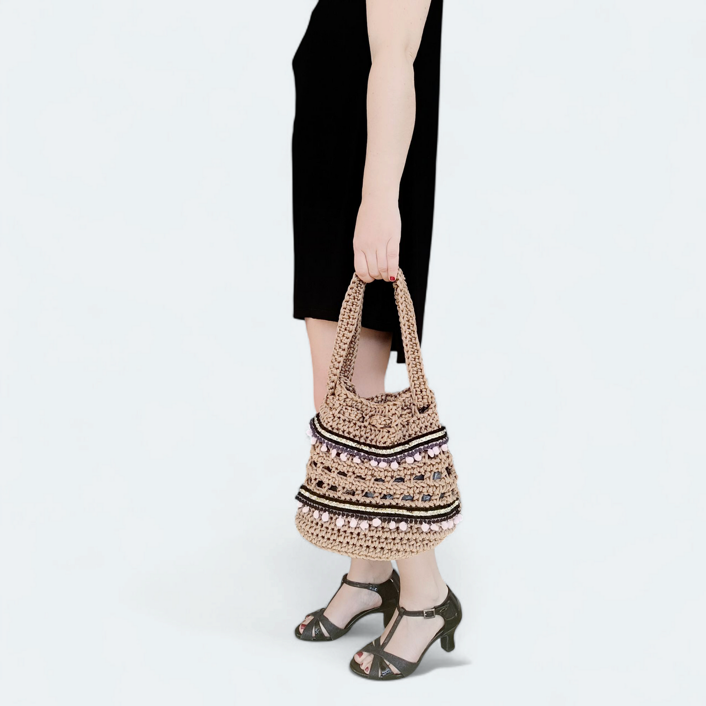 Borsetta Estiva Uncinetto Fatta a Mano – Borsa Boho Donna – Borsa Mare con Pon Pon – Accessorio Artigianale Estate 2025