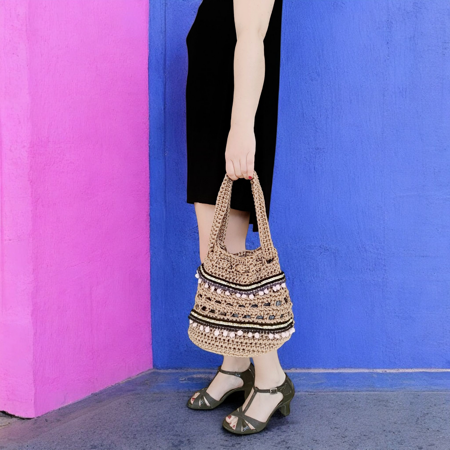 Borsetta Estiva Uncinetto Fatta a Mano – Borsa Boho Donna – Borsa Mare con Pon Pon – Accessorio Artigianale Estate 2025