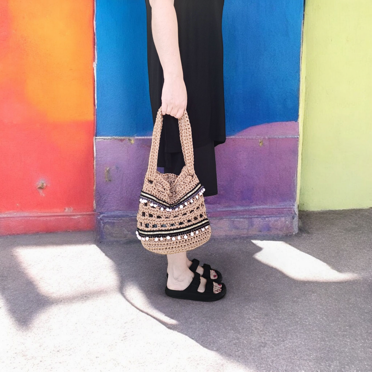 Borsetta Estiva Uncinetto Fatta a Mano – Borsa Boho Donna – Borsa Mare con Pon Pon – Accessorio Artigianale Estate 2025