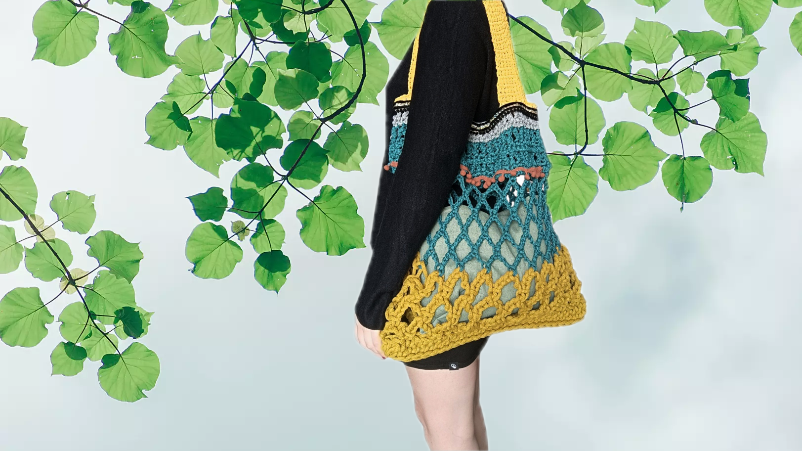 Rendi unico ogni tuo look estivo con questa borsa da spalla all’uncinetto in stile boho e hippie, realizzata a mano con diversi tipi di cordino di cotone colorato, sia doppio che sottile. Un accessorio artigianale pensato per chi ama distinguersi con stile e personalità.

Decorata con vivaci pon pon e inserti luminosi, questa shopper è l’ideale per accompagnarti in vacanza, ai festival o al mare.

Misure 38x36
Manici 41 cm