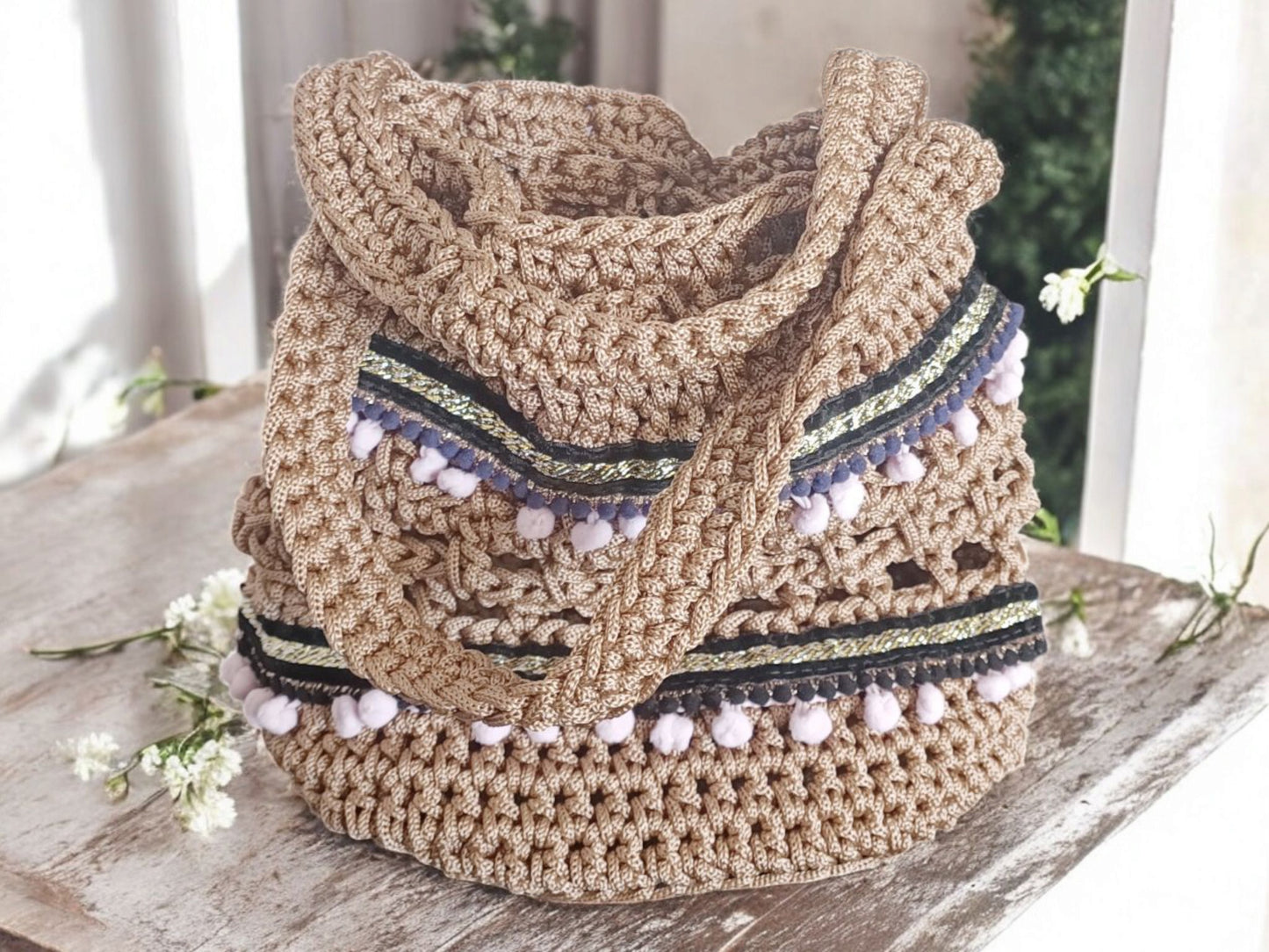 Borsetta Estiva Uncinetto Fatta a Mano – Borsa Boho Donna – Borsa Mare con Pon Pon – Accessorio Artigianale Estate 2025